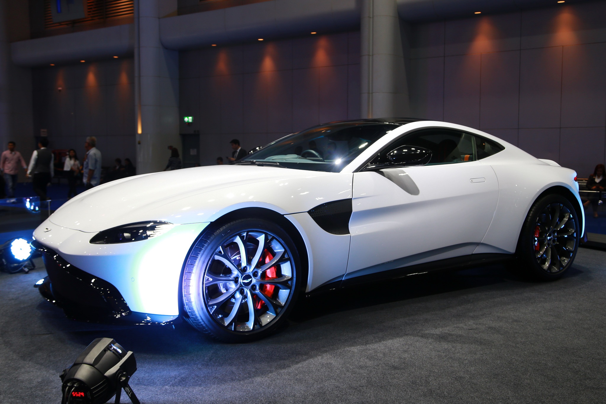 ảnh Aston Martin Vantage 2019 ảnh 1 anh Aston Martin Vantage 2019 anh 1
