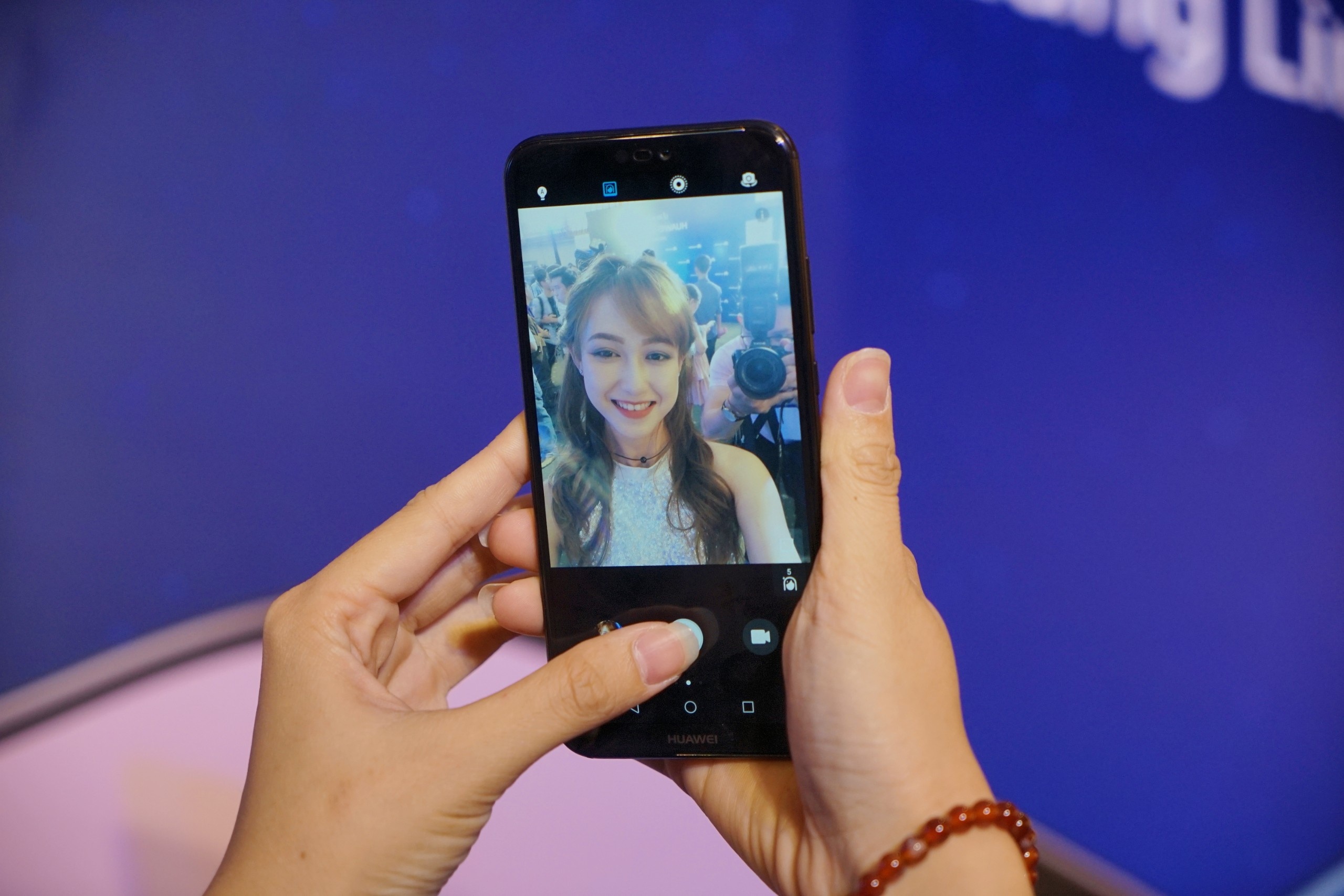 Trai nghiem nhanh Huawei nova 3e gia 6,9 trieu dong vua ra mat hinh anh