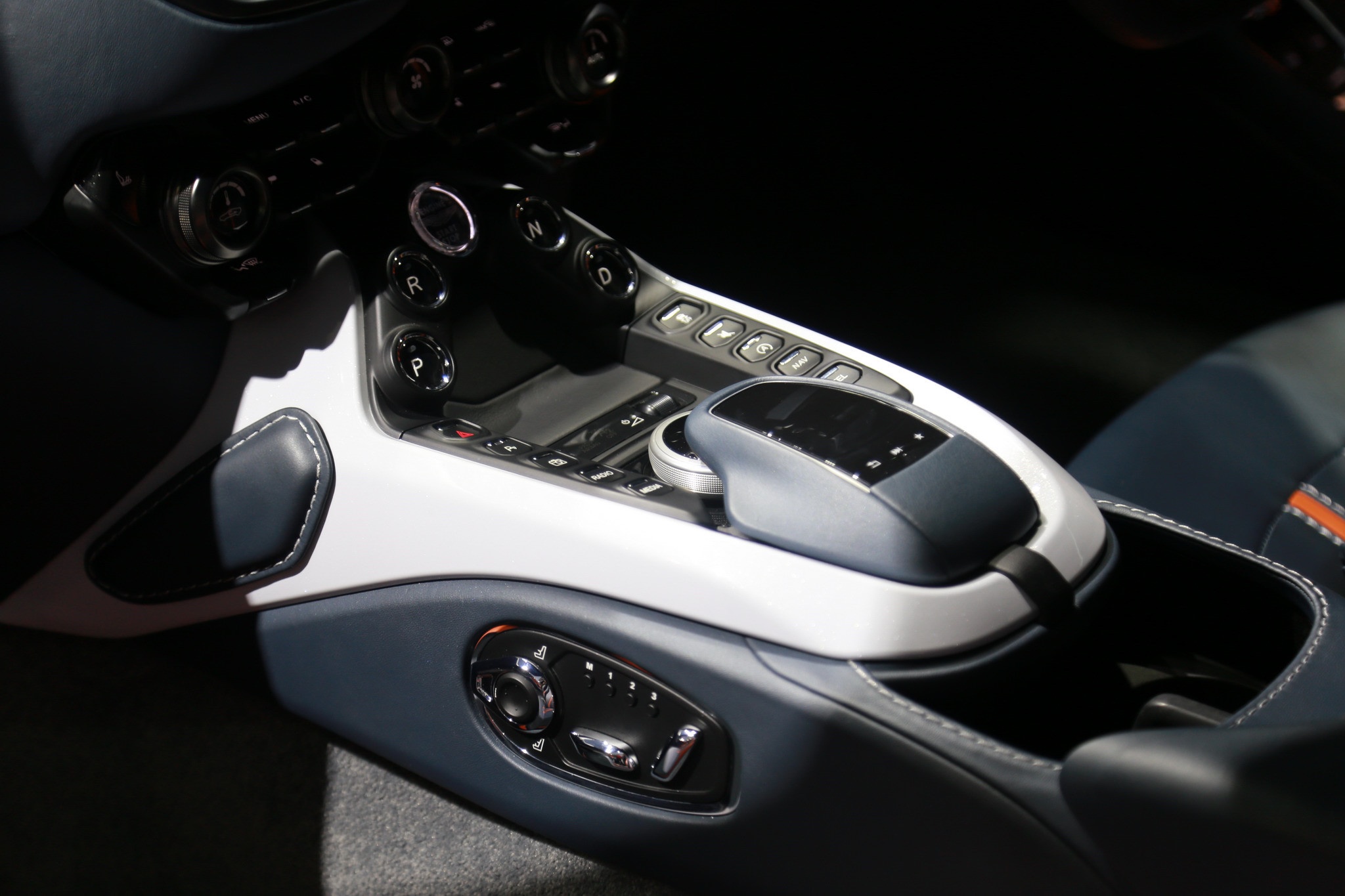 ảnh Aston Martin Vantage 2019 ảnh 12 anh Aston Martin Vantage 2019 anh 12