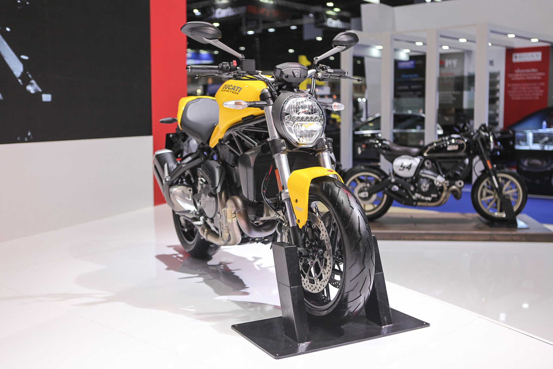 Ducati Monster 821 anh 2