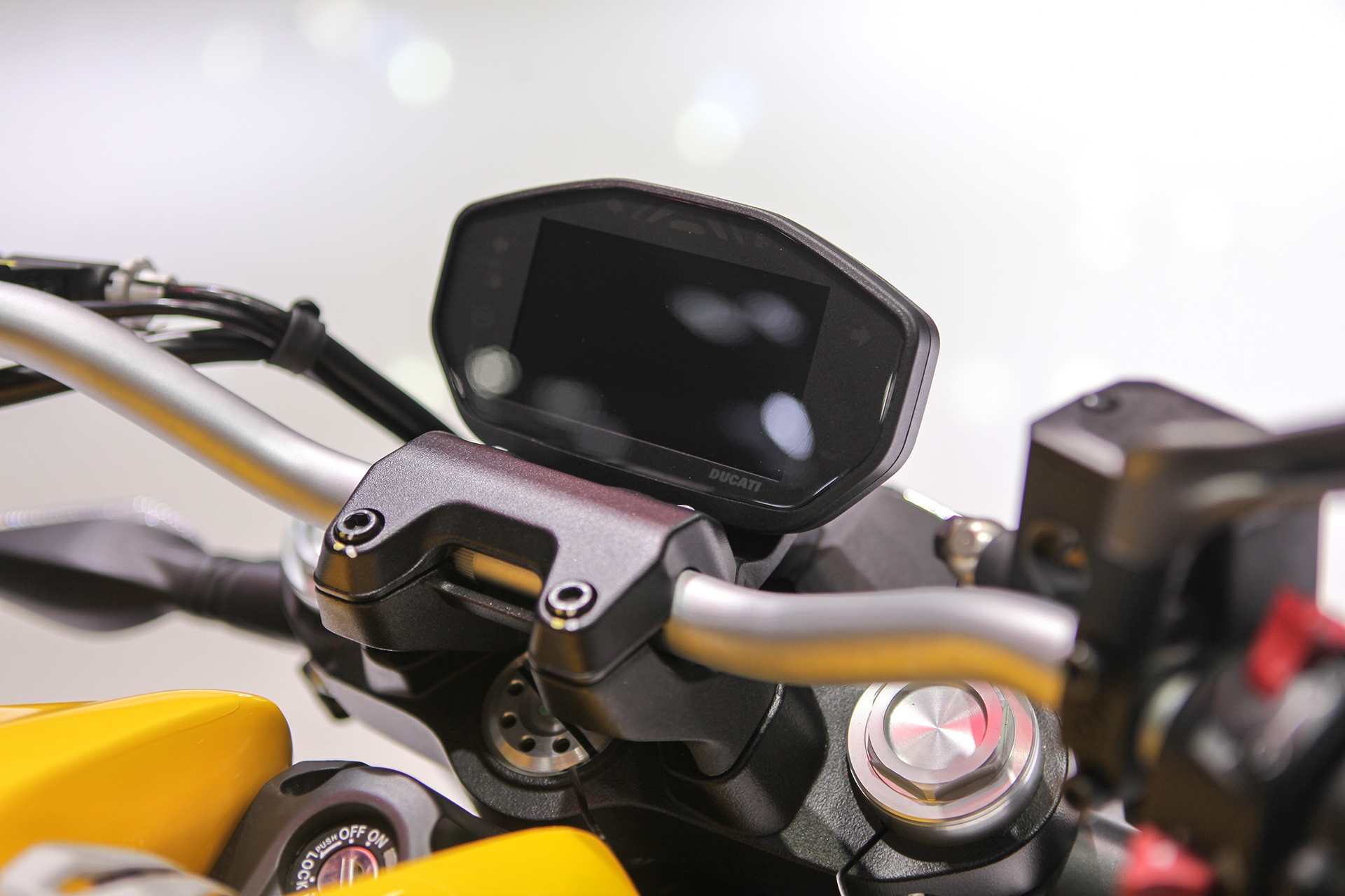 Ducati Monster 821 anh 3