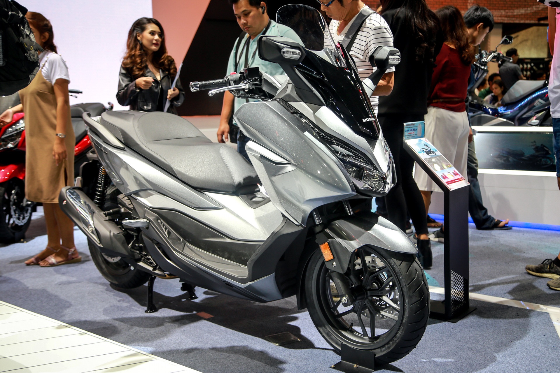 Can canh xe tay ga cao cap Honda Forza 300 2018 hinh anh