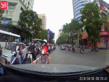 Tai xe ep lui nguoi phu nu chay xe sai lan o Ha Noi hinh anh