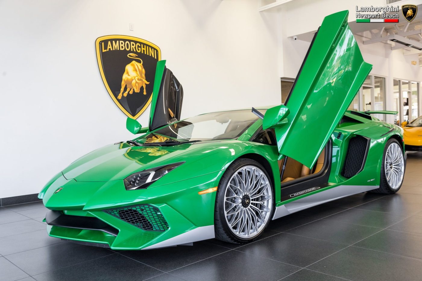 Lamborghini Aventador SV ban dac biet voi mau son doc dao hinh anh