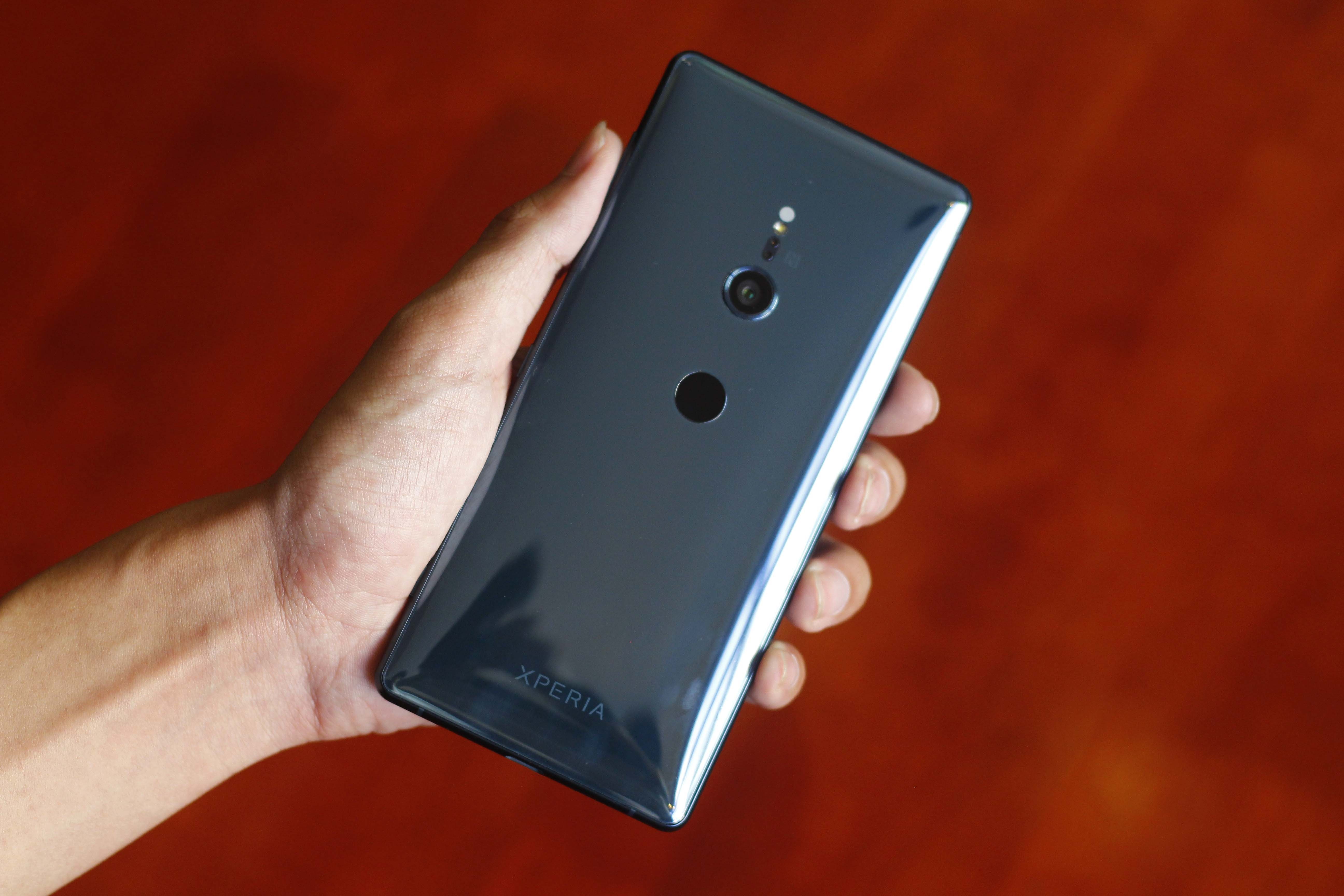 Mo hop va trai nghiem Sony Xperia XZ2 dau tien tai VN hinh anh