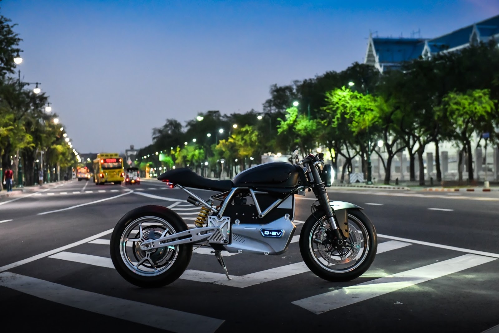 Ducati Scrambler D-EV chay dien ra mat anh 6