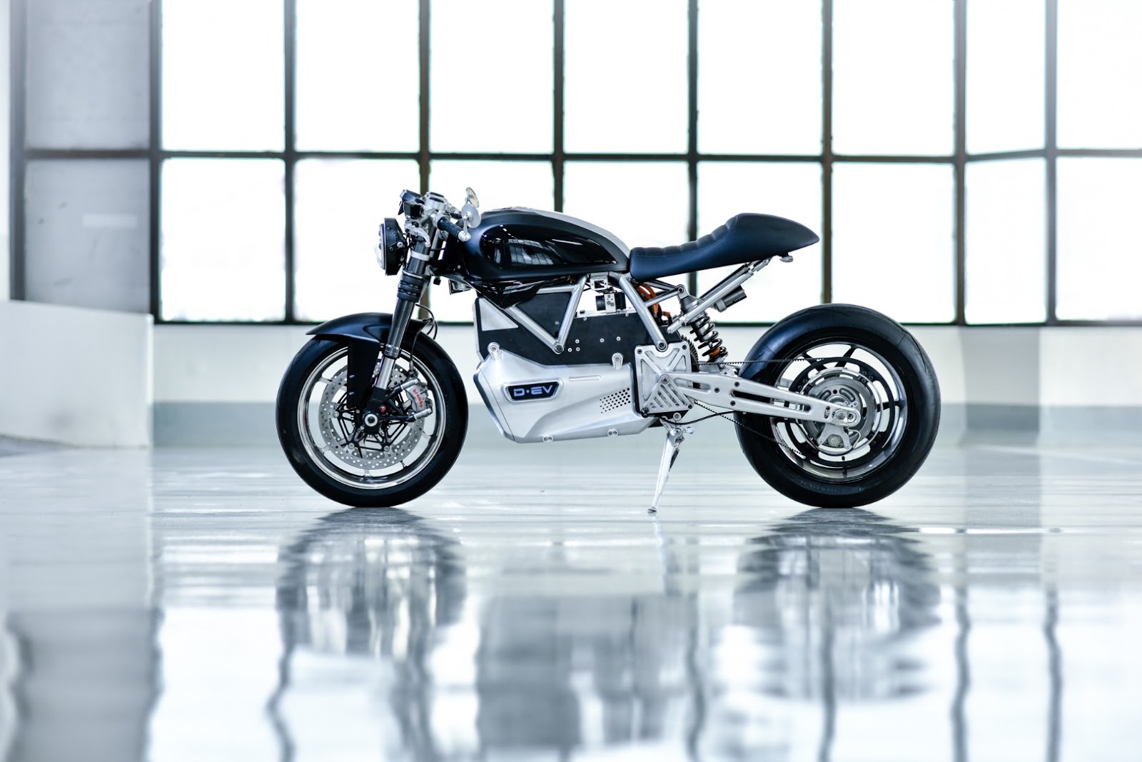 Ducati Scrambler D-EV chay dien ra mat anh 4