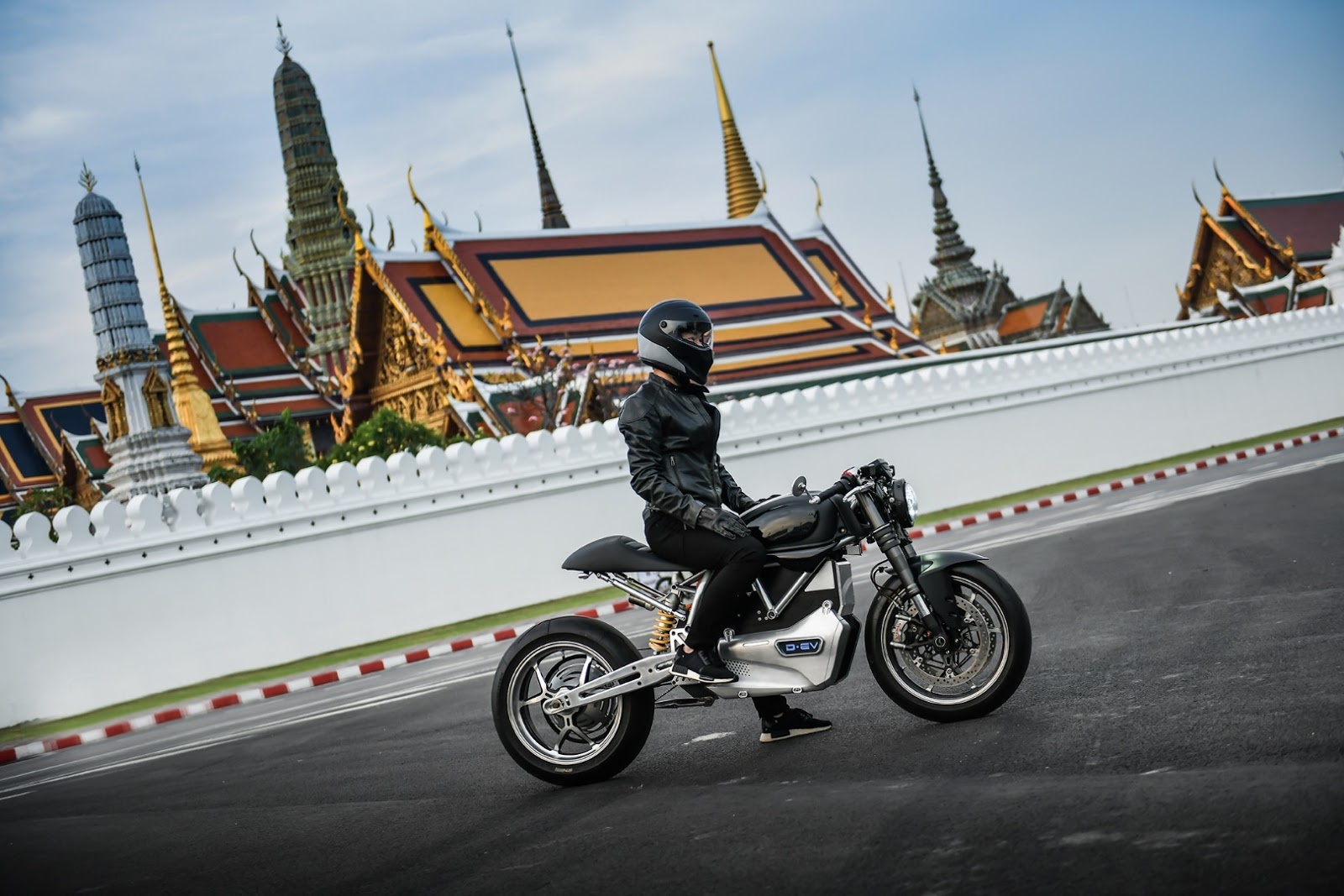 Ducati Scrambler D-EV chay dien ra mat anh 1