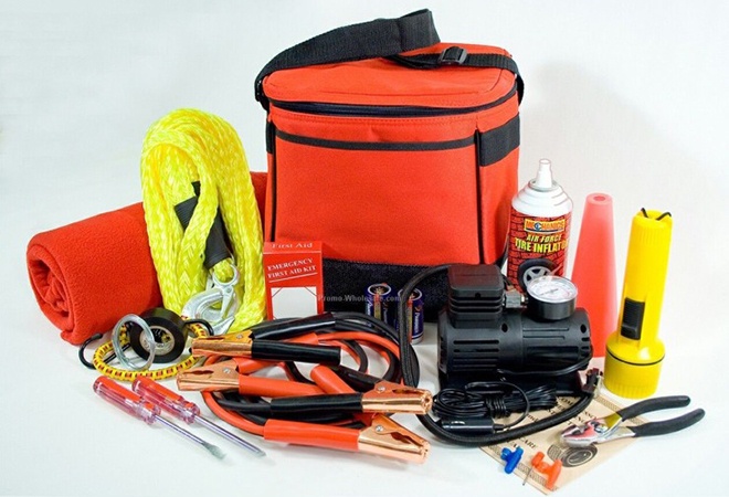 Nhung vat dung khan cap can trang bi cho oto hinh anh