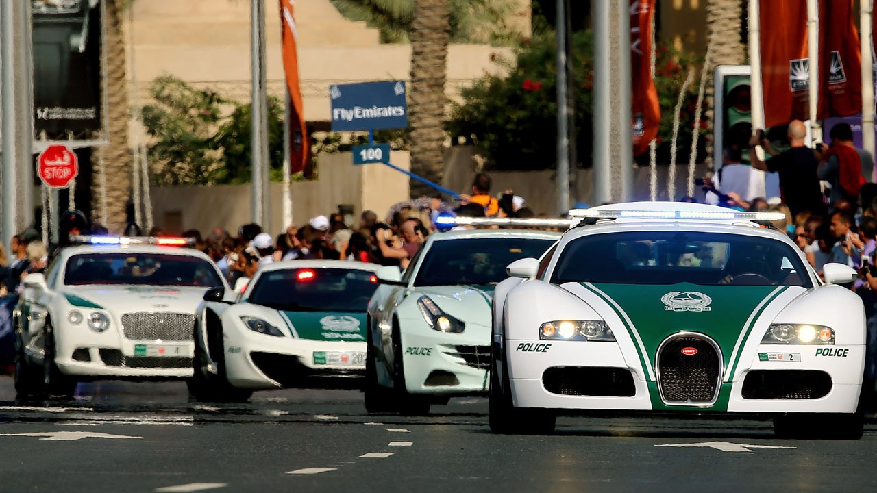 Dubai chuan bi thu nghiem bien so dien tu tren oto hinh anh