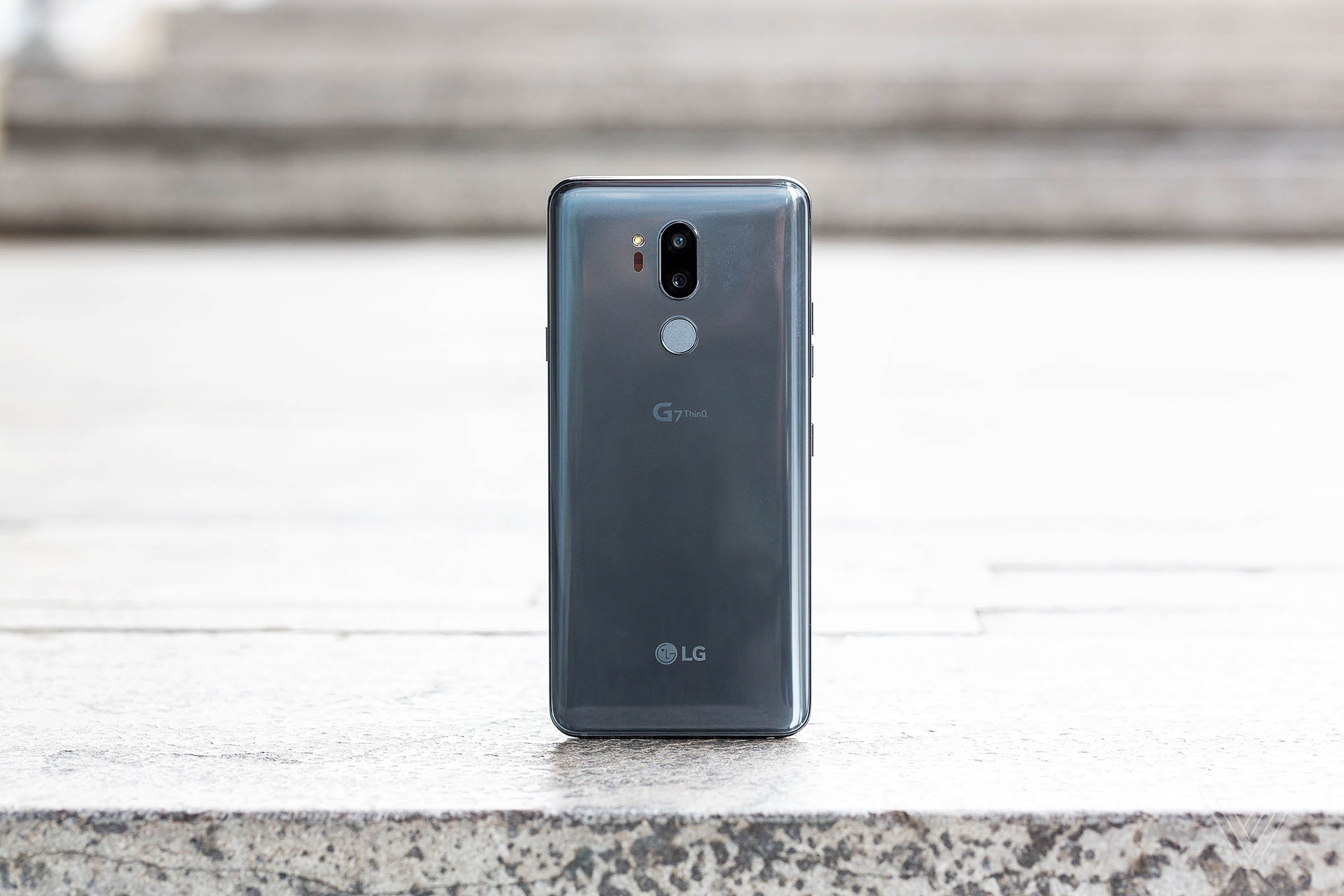 LG G7 ThinQ ra mat, ho tro AI, nang cap am thanh hinh anh