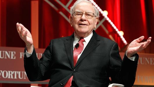 Warren Buffet: 'Dung chi nhin doanh so iPhone ma ha thap Apple' hinh anh