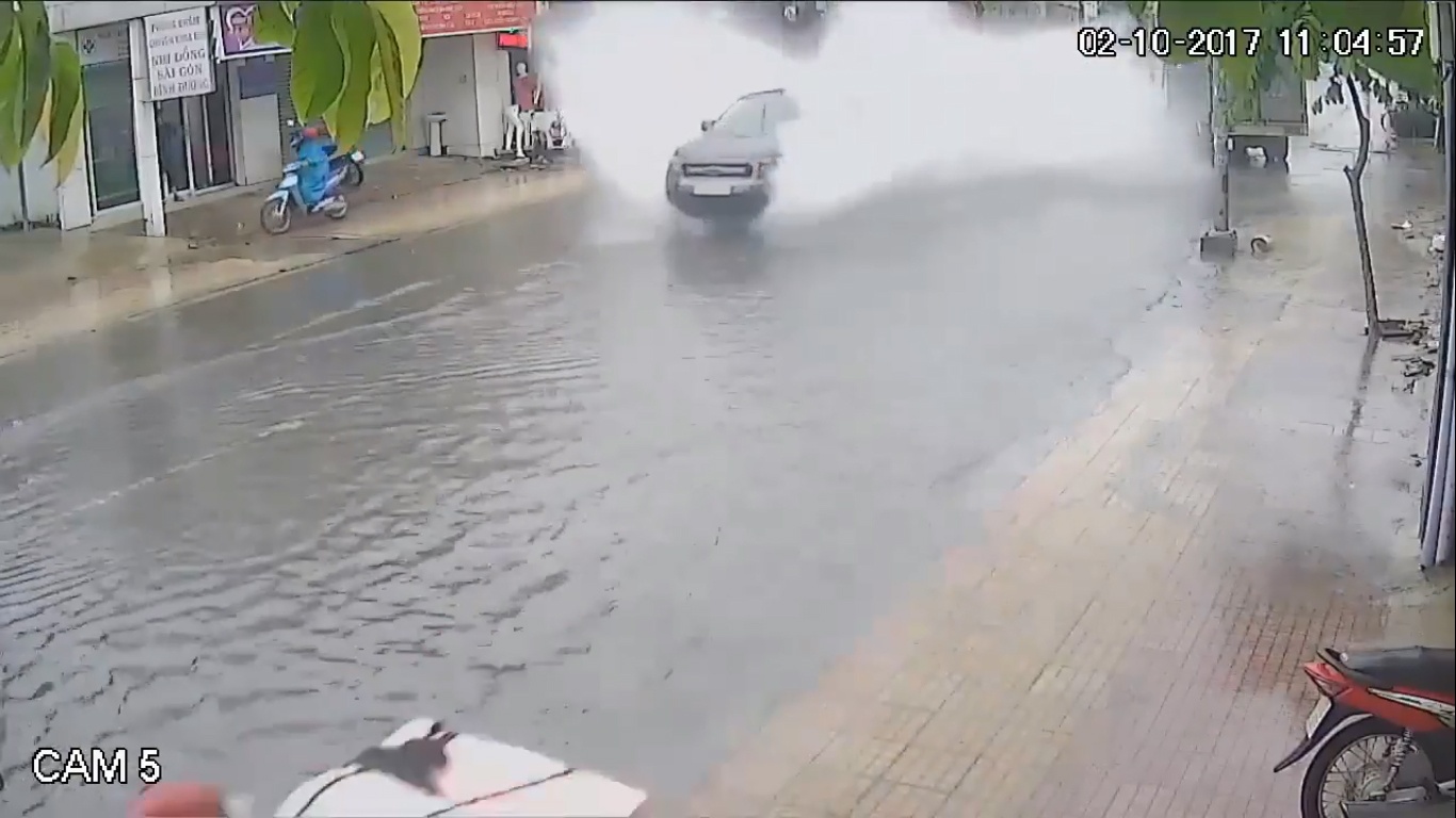 Tai xe Ford Ranger chay toc do nhanh tren duong nuoc ngap hinh anh