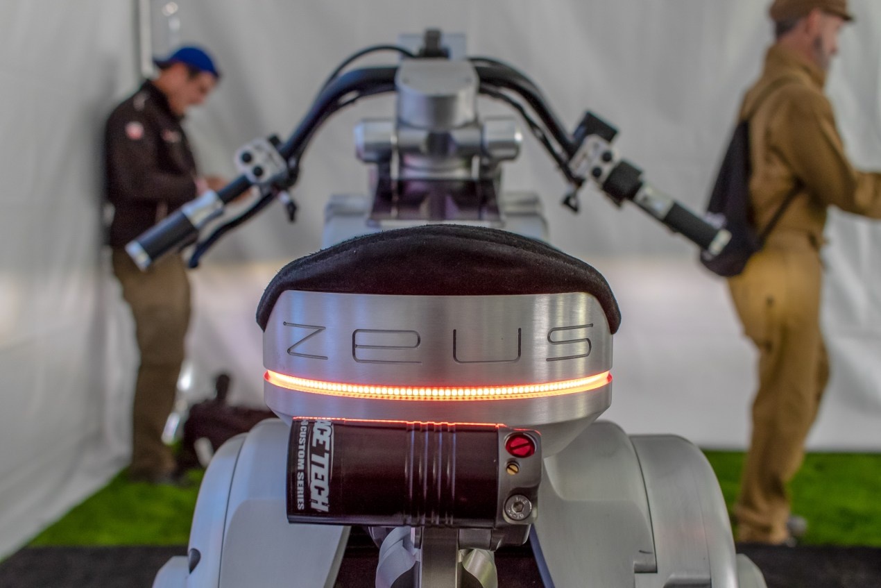 Sieu moto dien Curtiss Zeus manh nhat the gioi anh 5