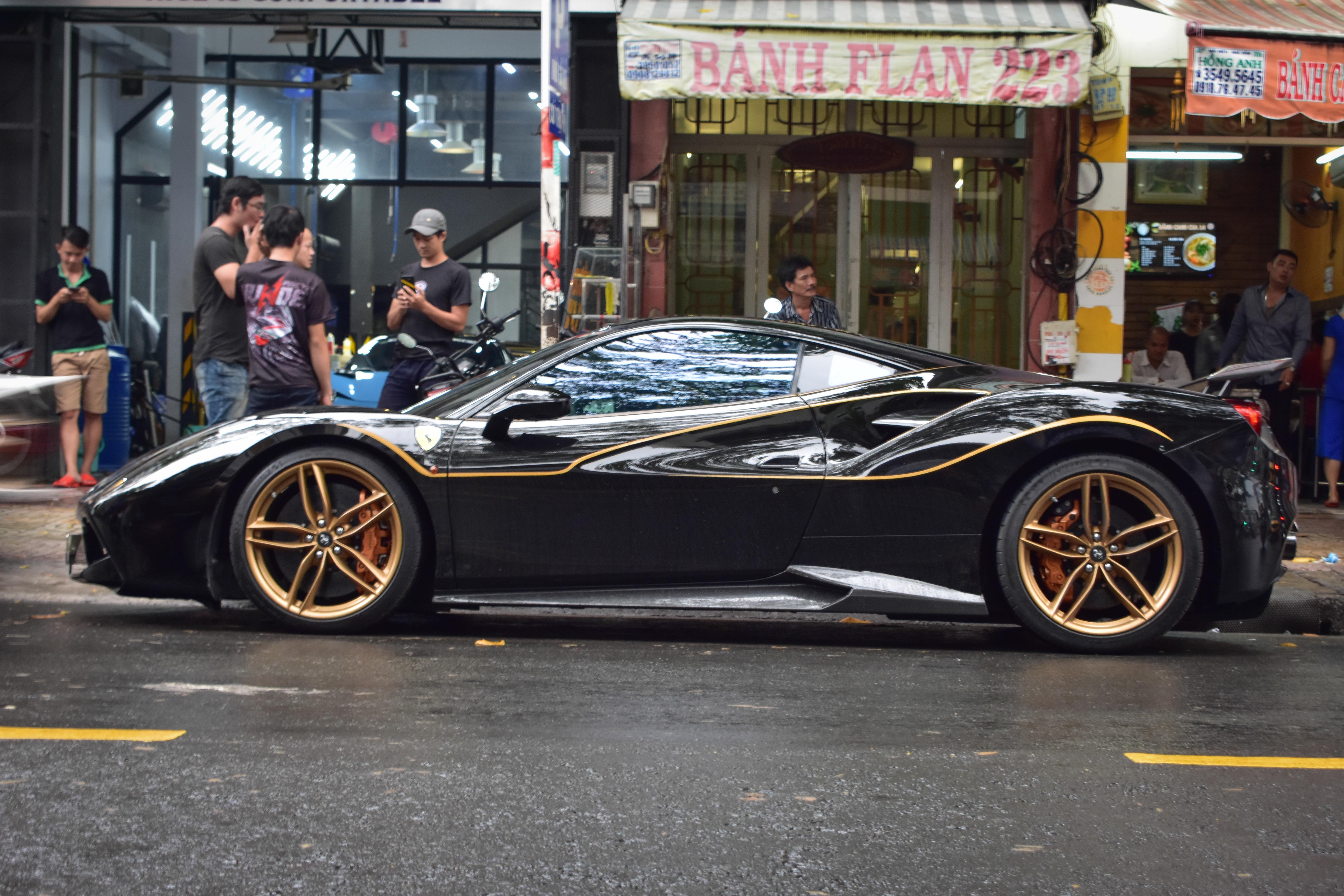 Sieu xe Ferrari 488 GTB gia hon 14 ty do Novitec tren pho Sai Gon hinh anh