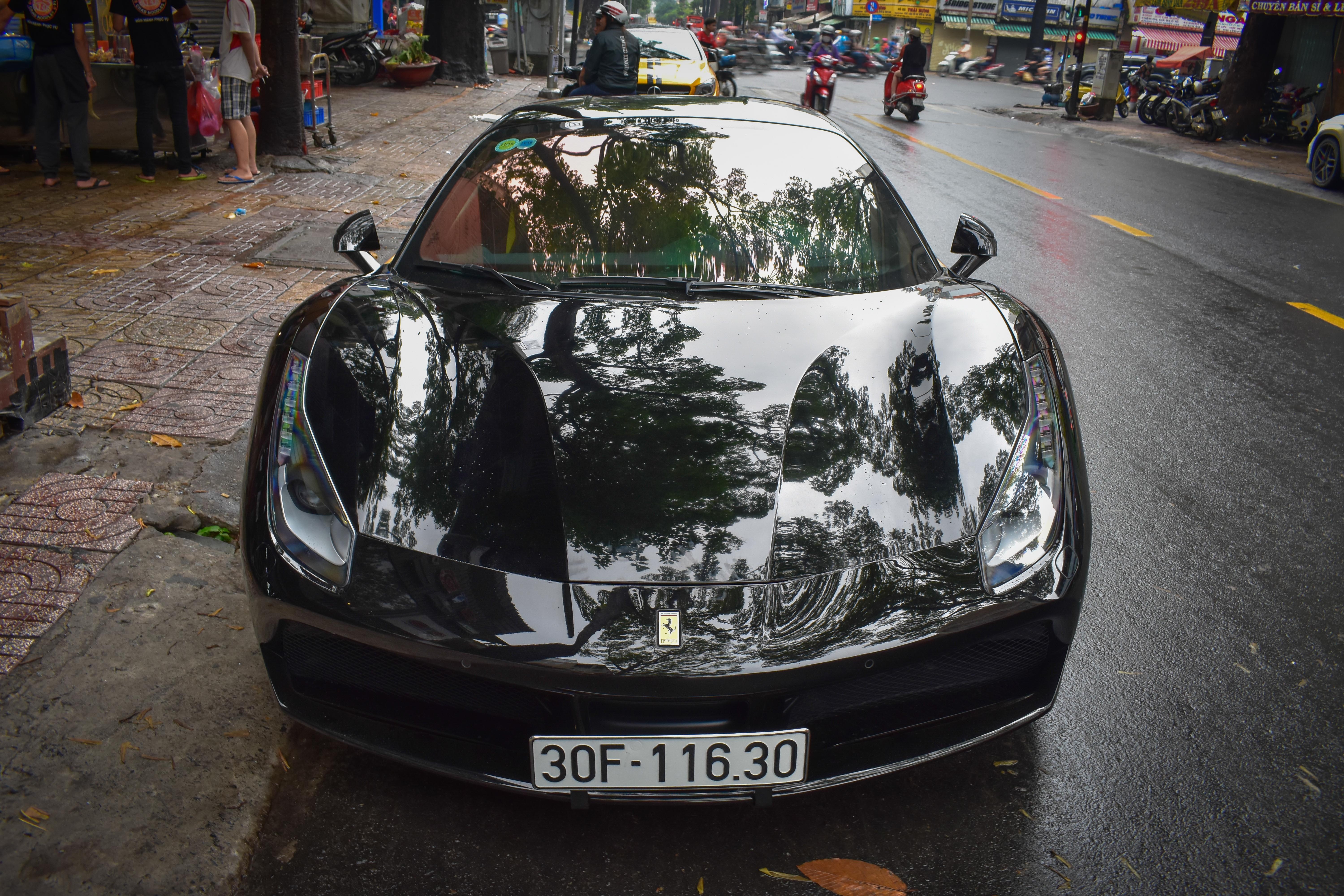 Ferrari 488 GTB tren pho Sai Gon anh 1