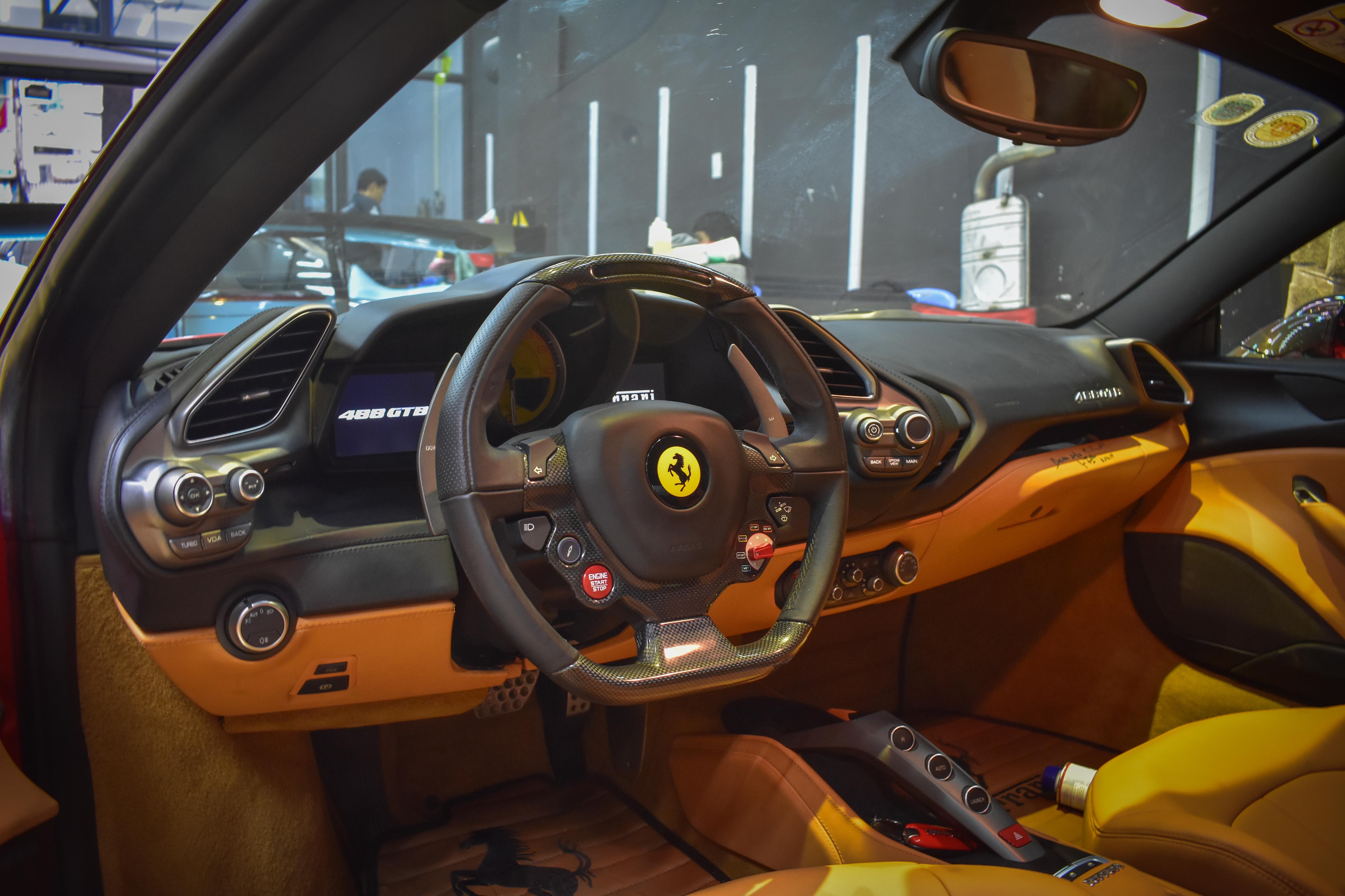 Ferrari 488 GTB tren pho Sai Gon anh 9