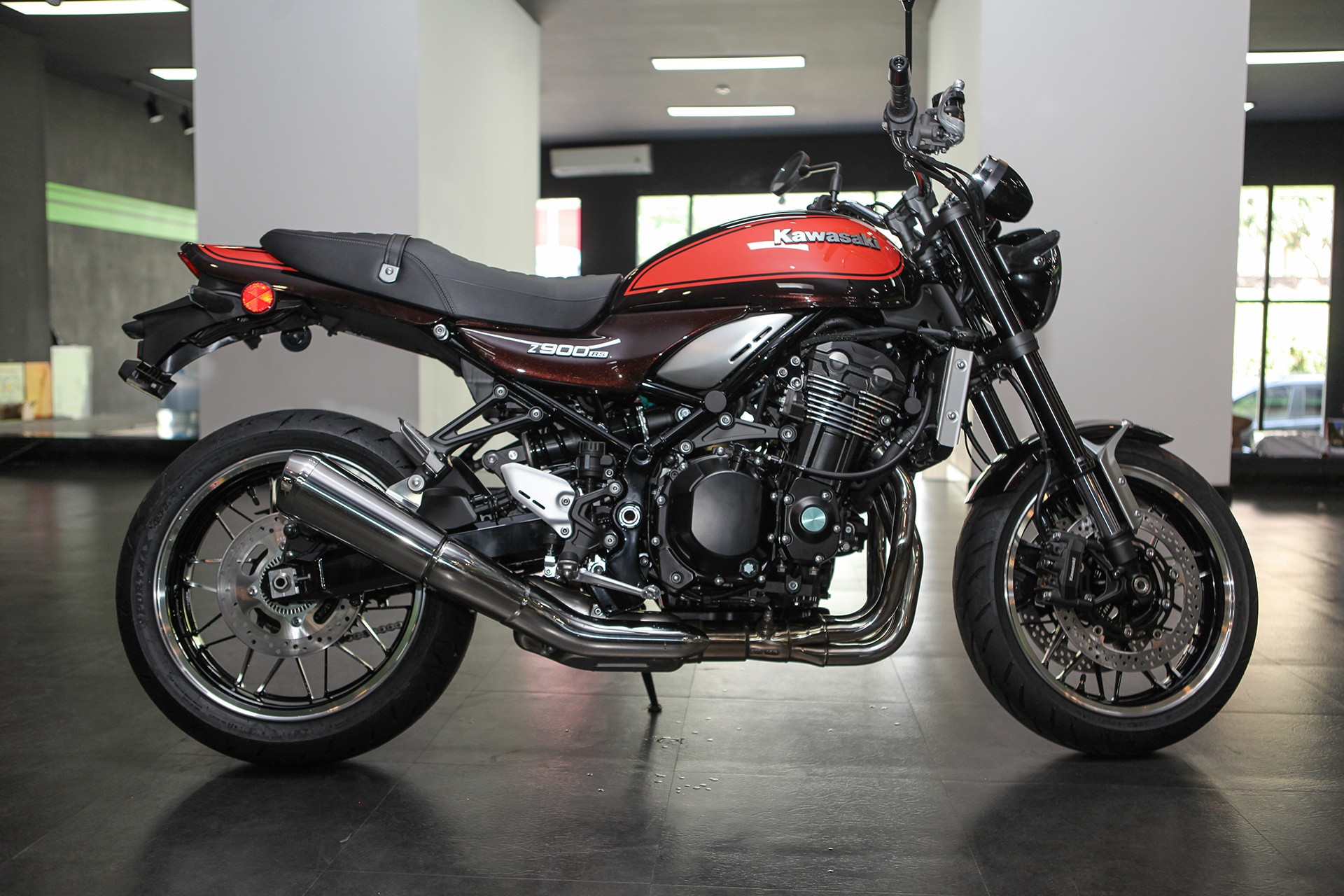 Kawasaki Z900RS 2018 - xe hoai co gia gan 400 trieu tai VN hinh anh