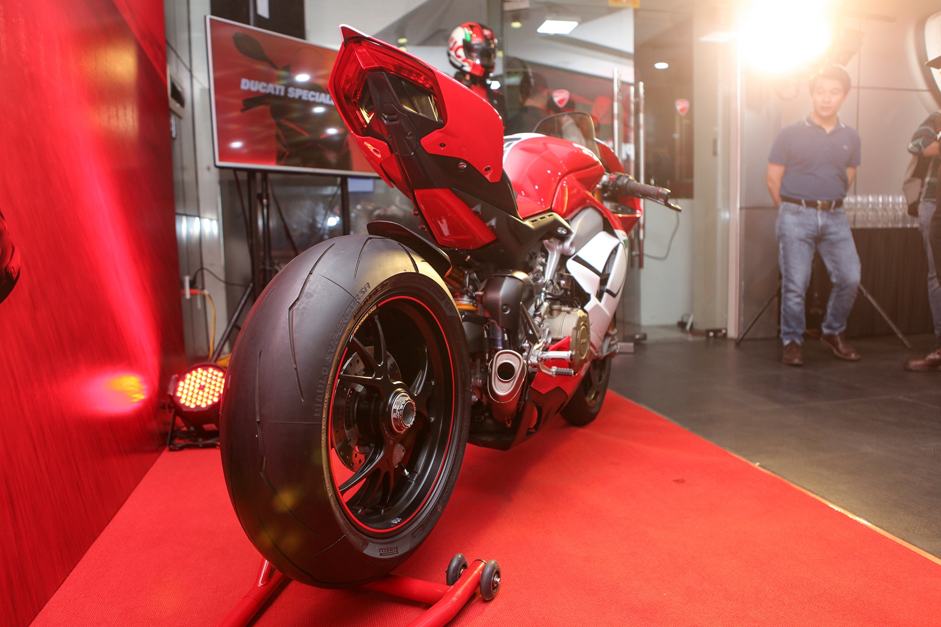 Ducati Panigale V4 Speciale anh 2