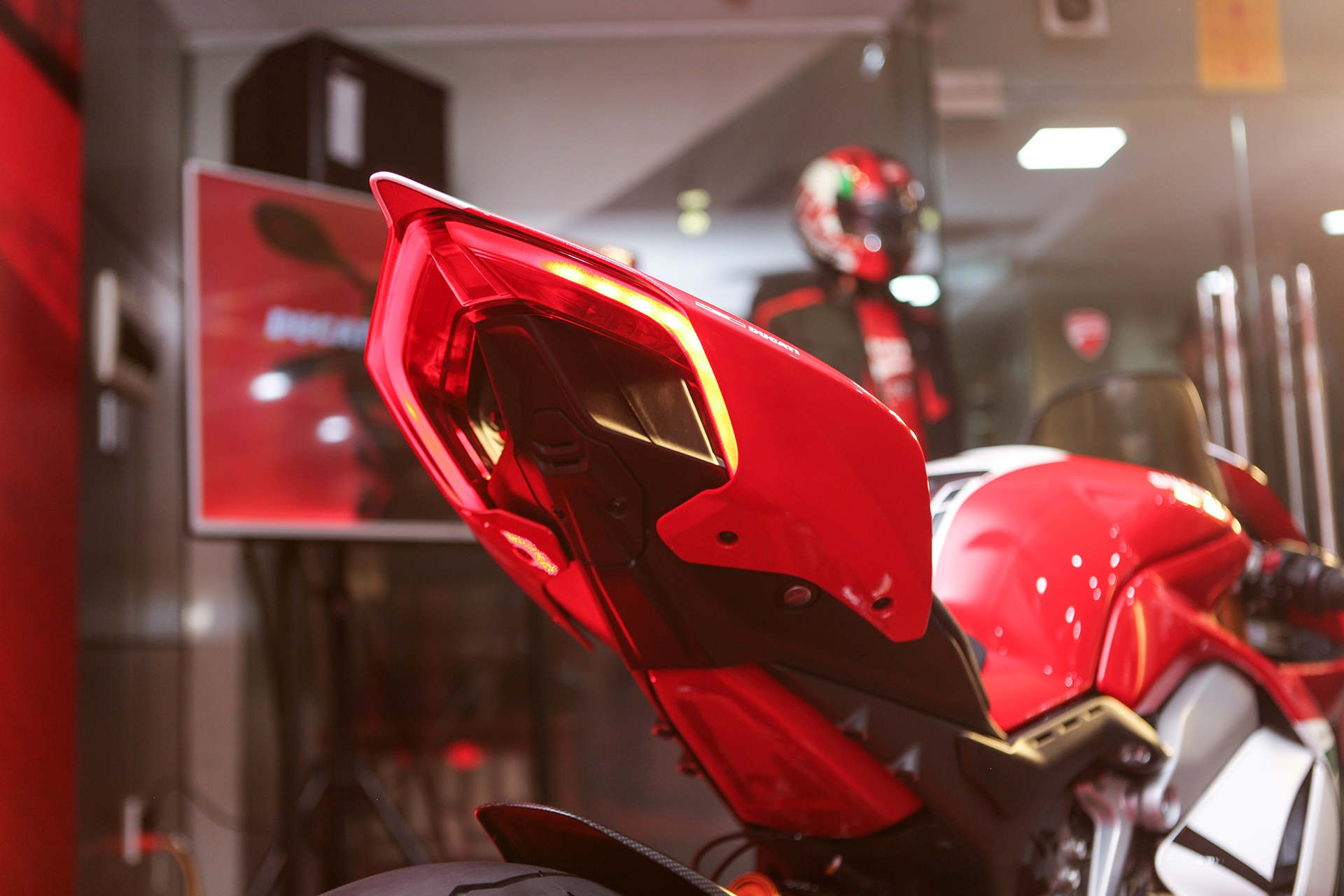 Ducati Panigale V4 Speciale anh 9