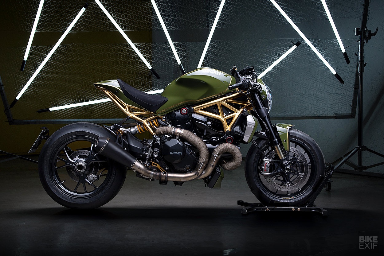 Ducati Monster 1200 R bong bay voi khung xe dat vang hinh anh