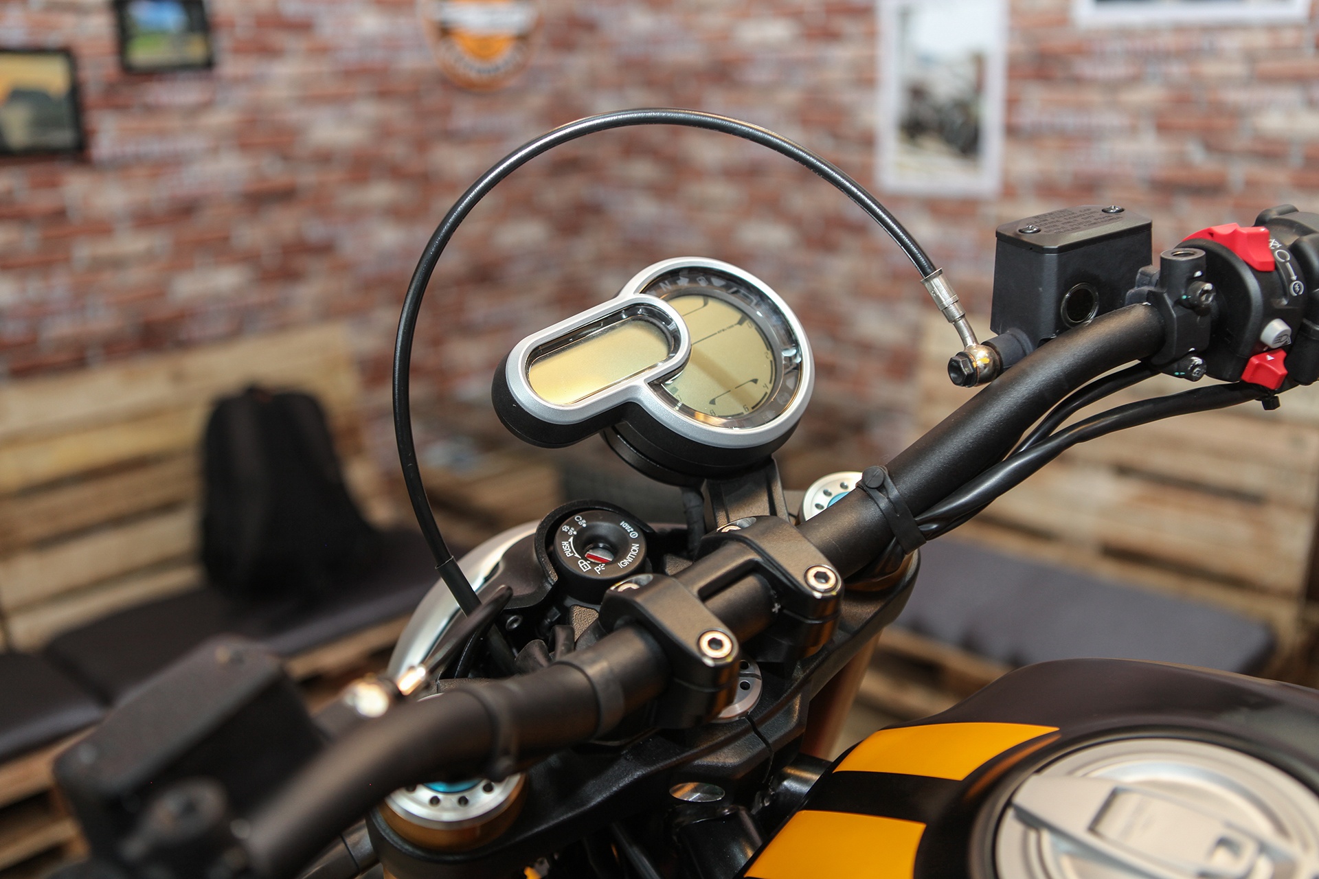 Ducati Scrambler Sport 1100 anh 4