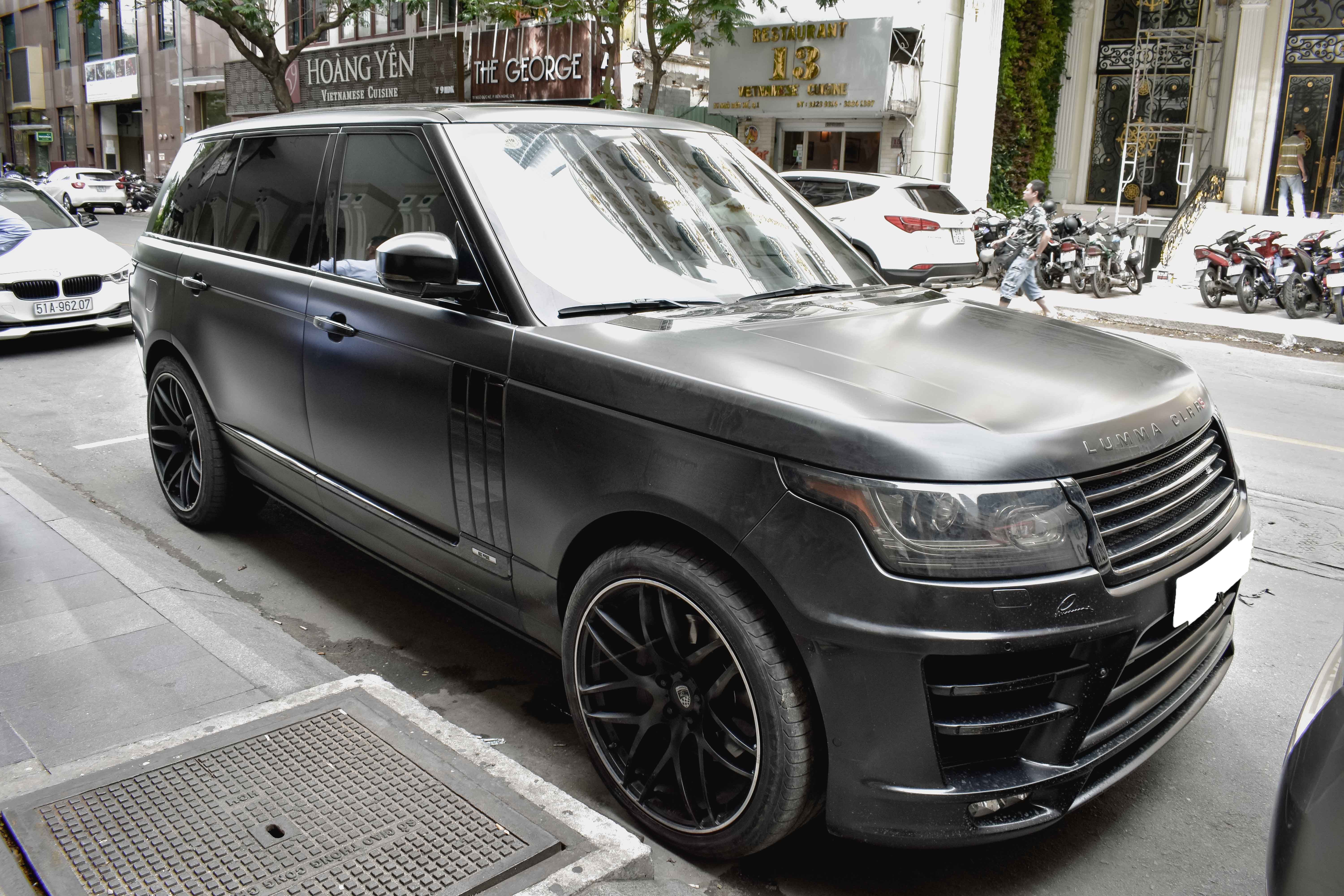 Range Rover LWB do ham ho tren pho Sai Gon hinh anh