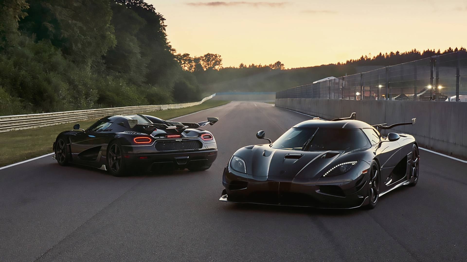 Hai chiec Koenigsegg Agera cuoi cung da xuat xuong hinh anh