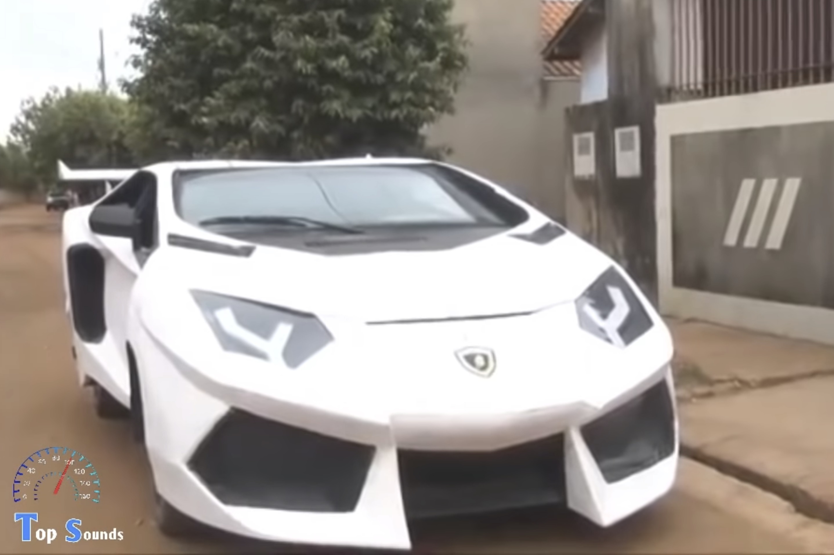 Lamborghini Aventador ''fake'' giá 800 USD  ảnh 3 Lamborghini Aventador ''fake'' gia 800 USD anh 3