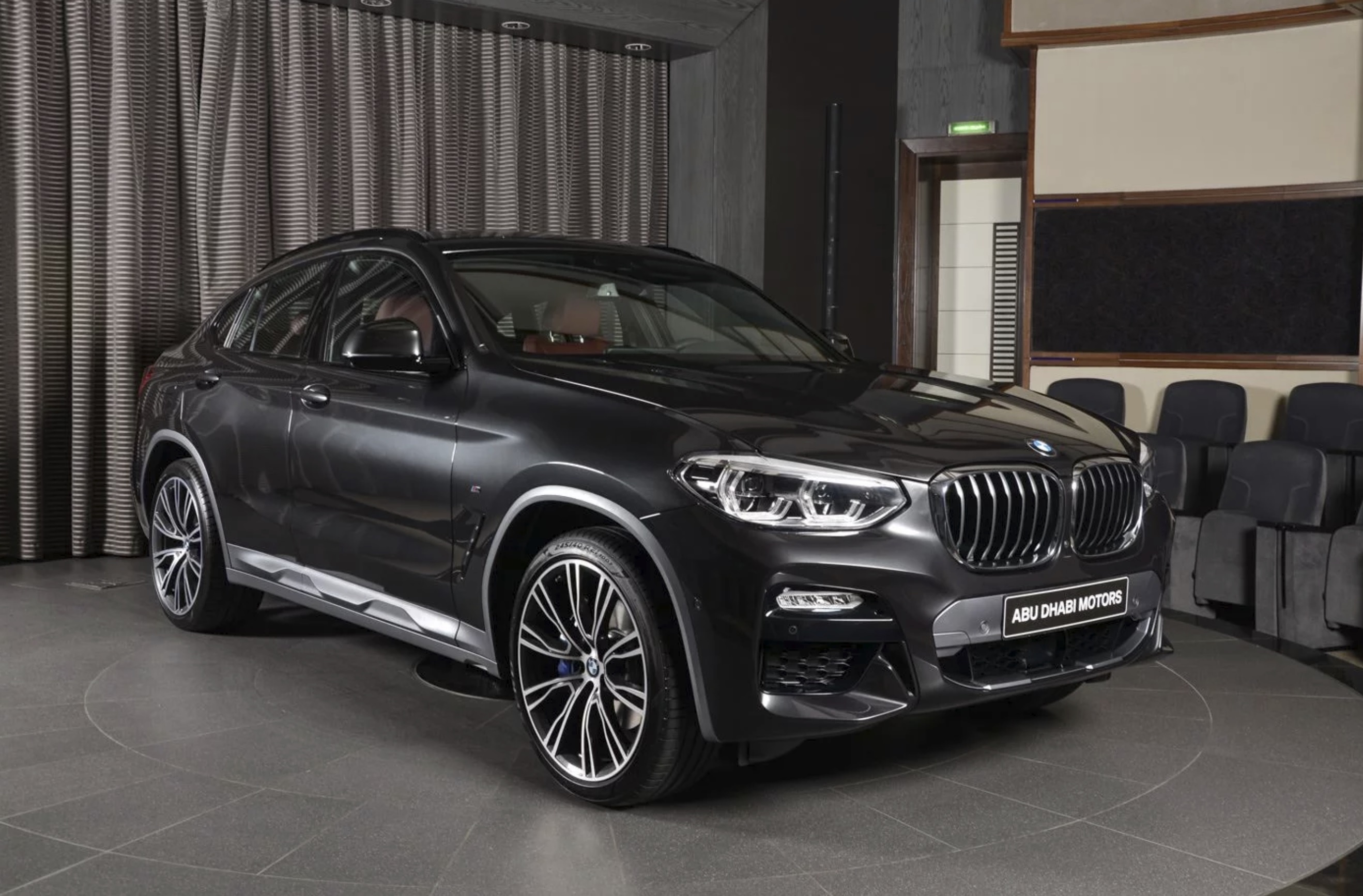 Can canh BMW X4 2019 dau tien den showroom anh 1