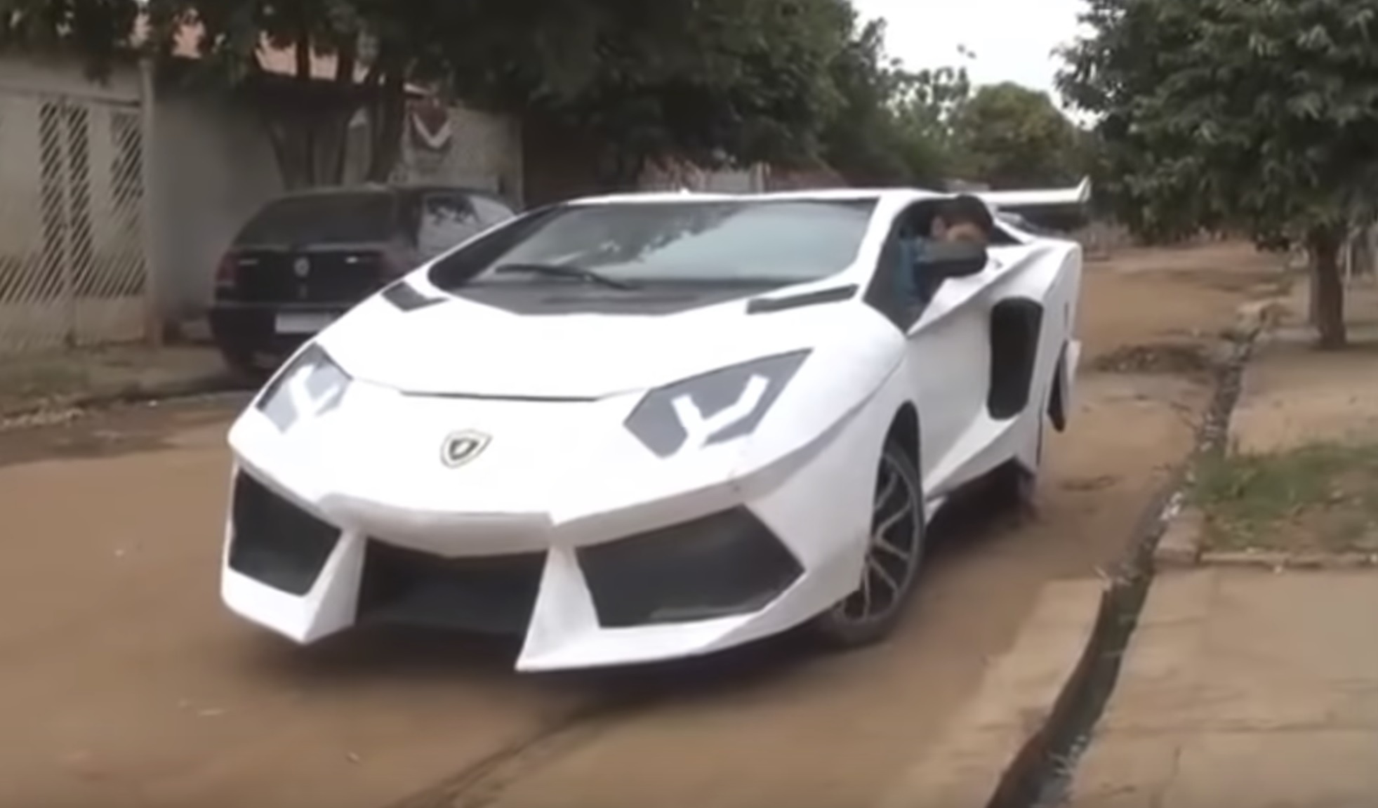 Lamborghini Aventador ''fake'' giá 800 USD  ảnh 2 Lamborghini Aventador ''fake'' gia 800 USD anh 2