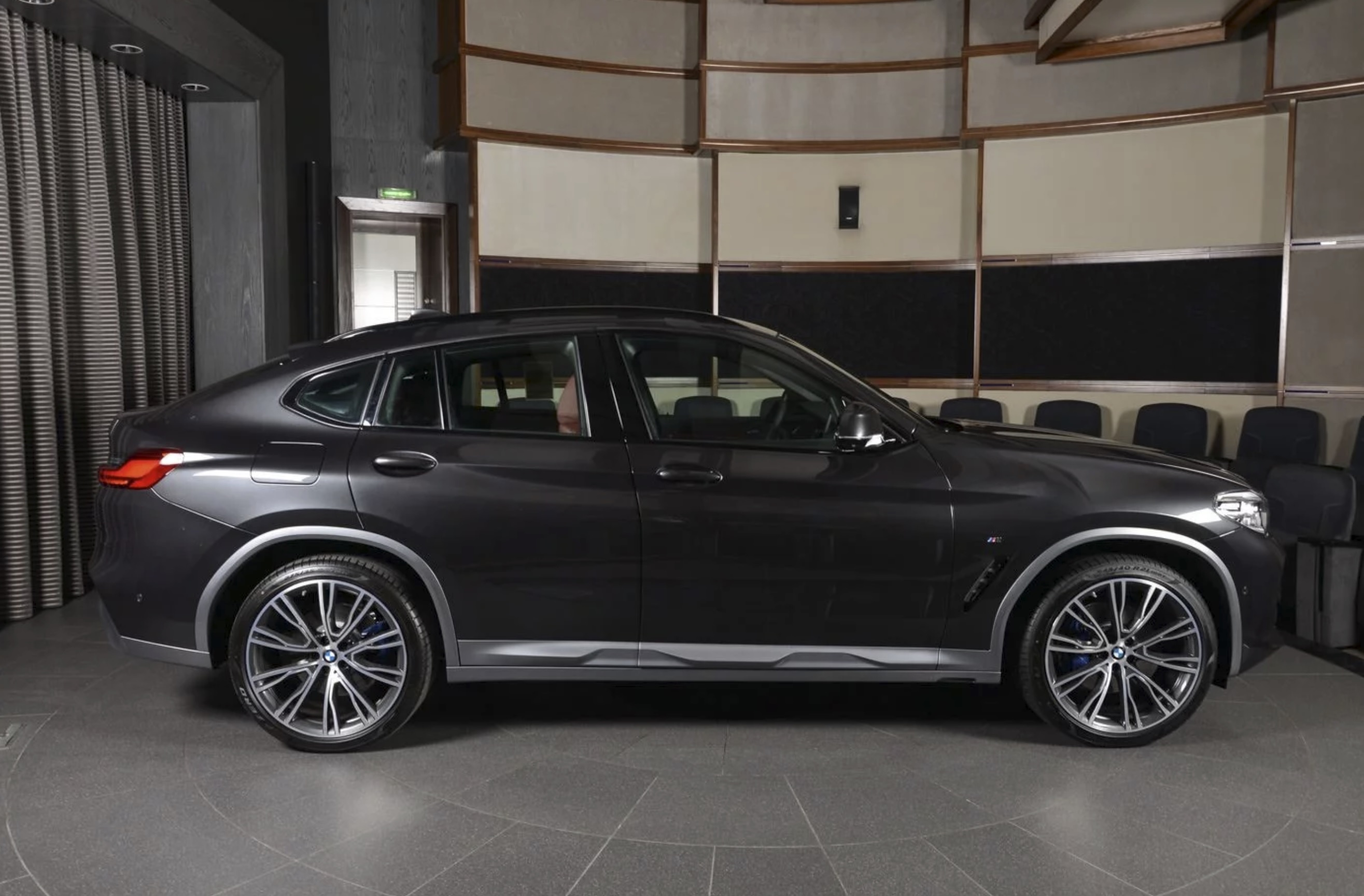 Can canh BMW X4 2019 dau tien den showroom anh 4
