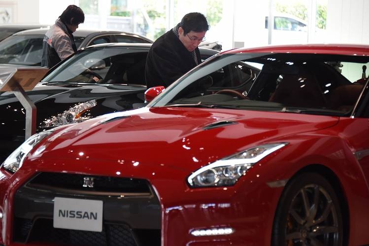 Loi nhuan khi ban sieu xe,  Ferrari,  Porsche anh 1