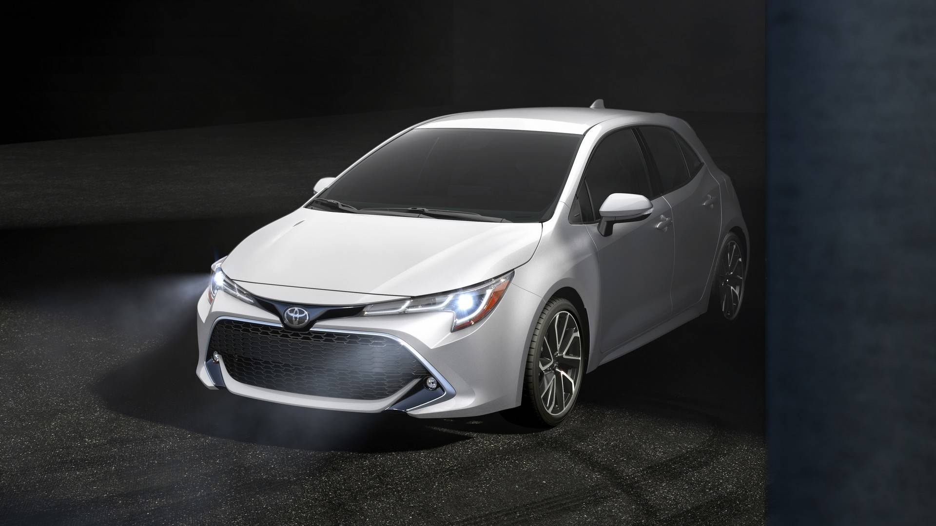 Toyota Corolla moi,  bo ten Auris tai chau Au anh 1