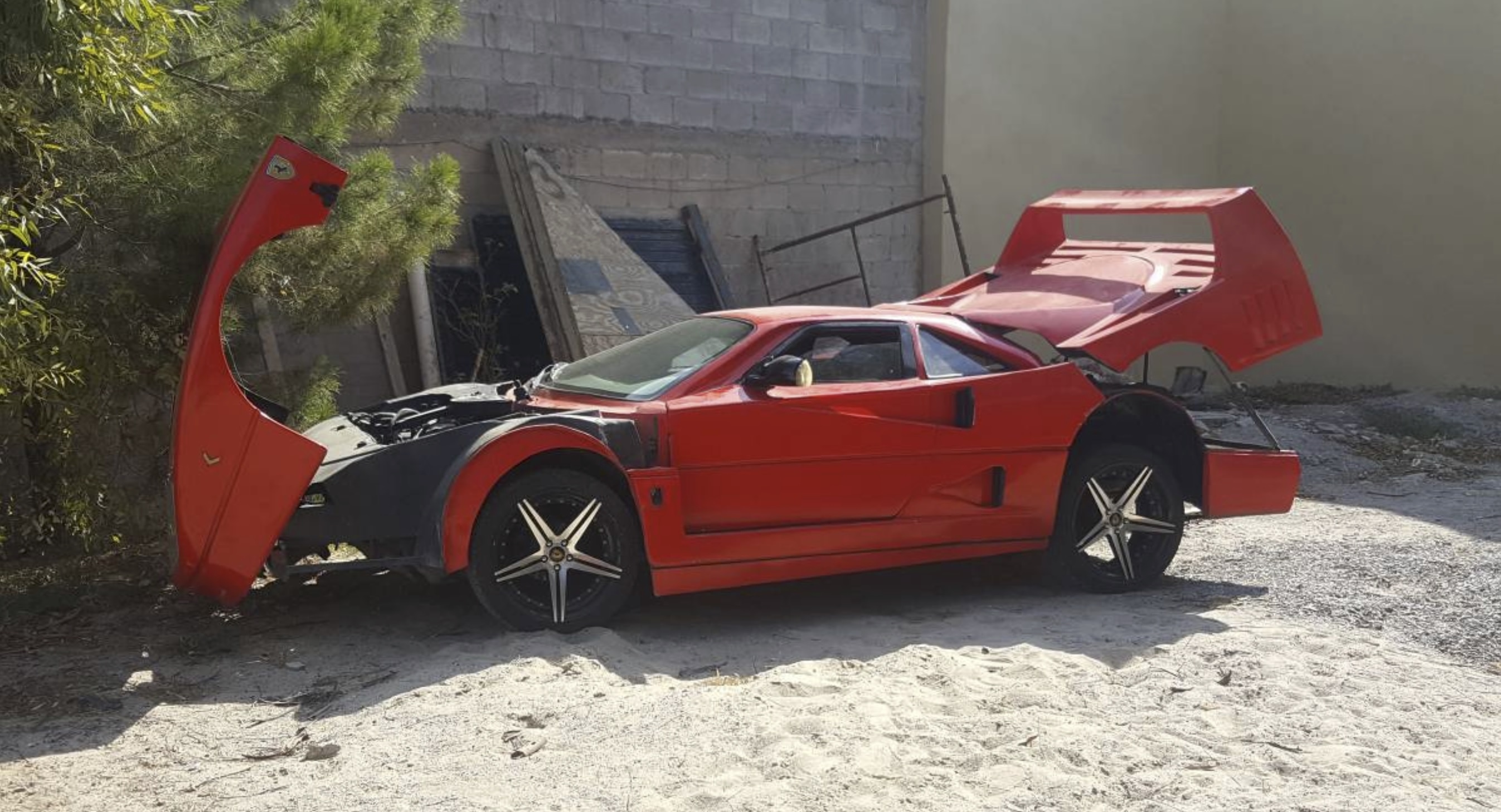 'Sieu xe' Ferrari F40 gia re mat 5.800 USD tren trang rao vat hinh anh