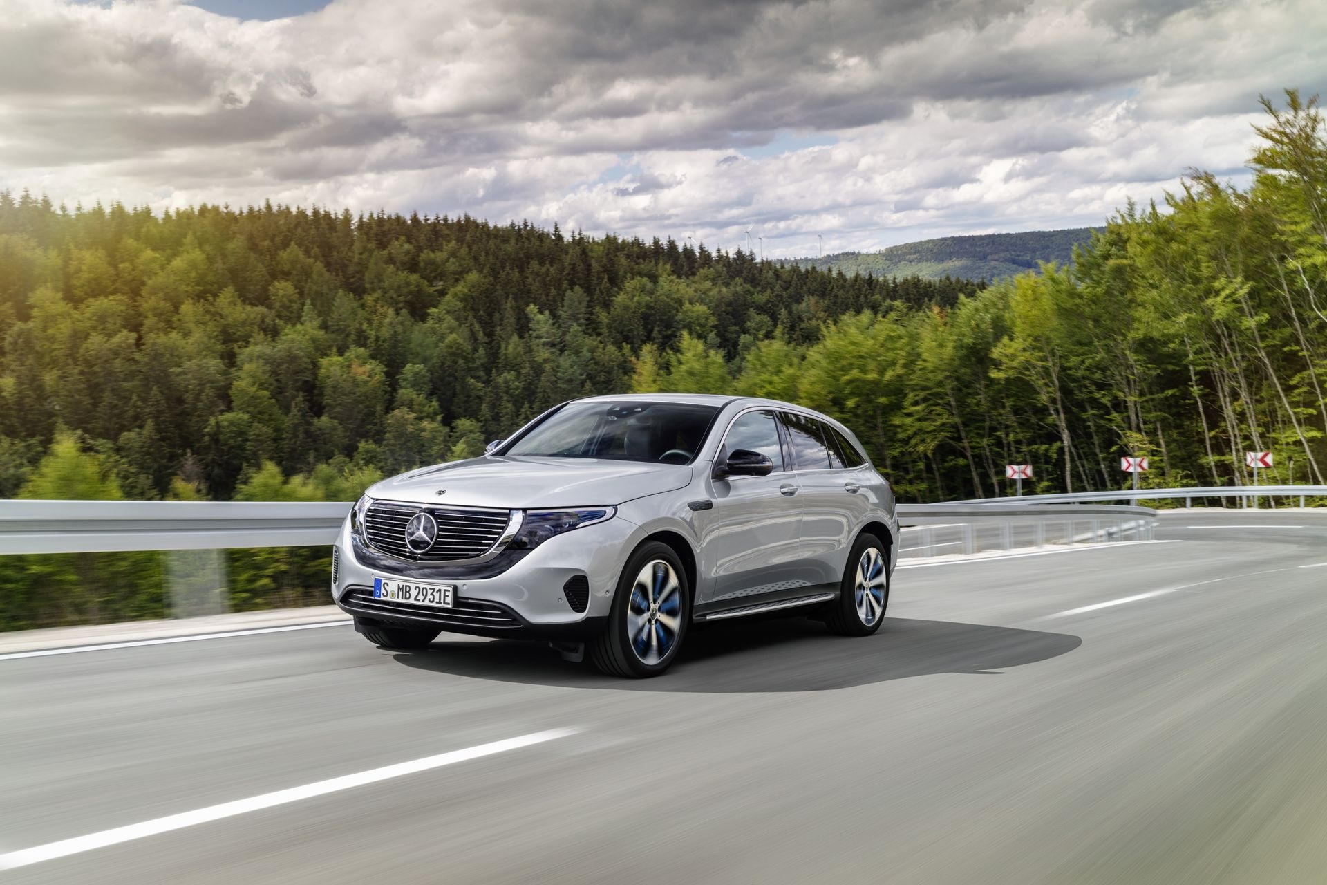Mercedes-Benz EQC - mo dau ky nguyen xe dien cua hang xe Duc hinh anh