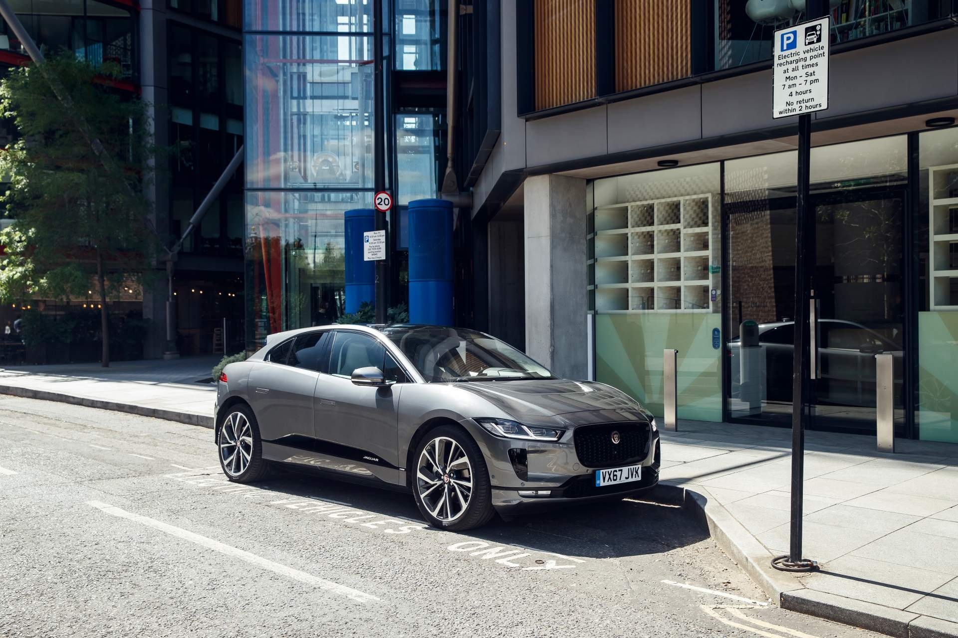Jaguar I-Pace 2019 vuot quang duong 360 km chi voi mot lan sac dien hinh anh