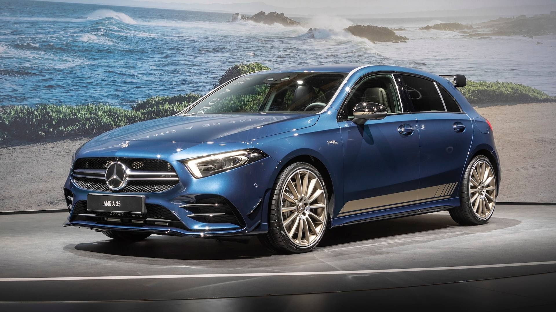Hatchback hieu suat cao Mercedes-AMG A35 2019 ra mat hinh anh
