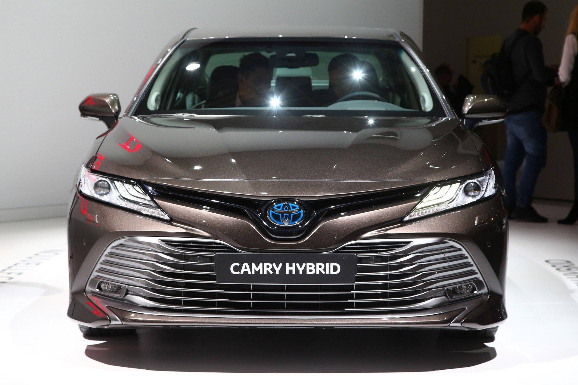 Toyota Camry tro lai chau Au voi dong co hybrid hinh anh