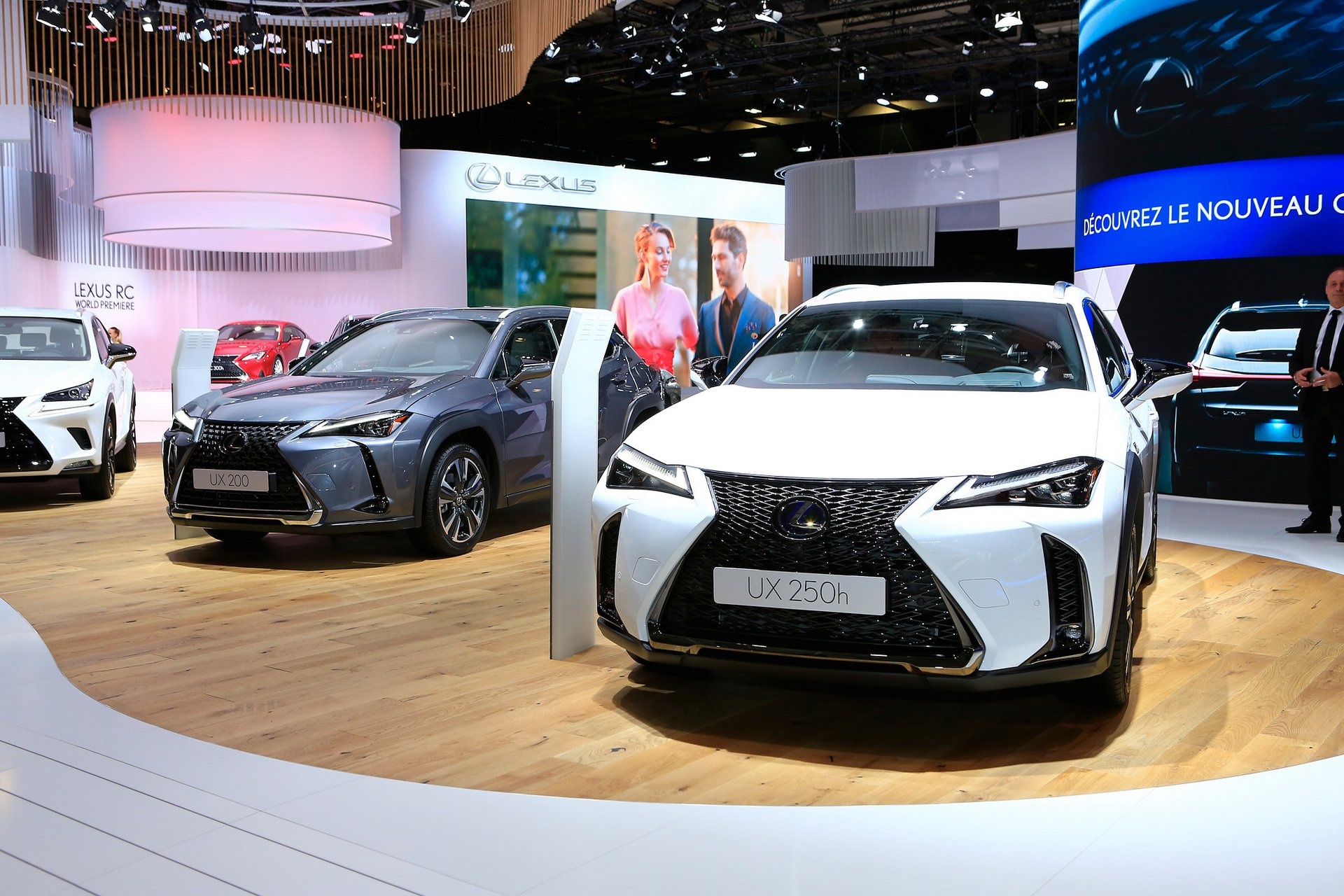 Crossover Lexus UX hoan toan moi xuat hien o Paris Motor Show hinh anh
