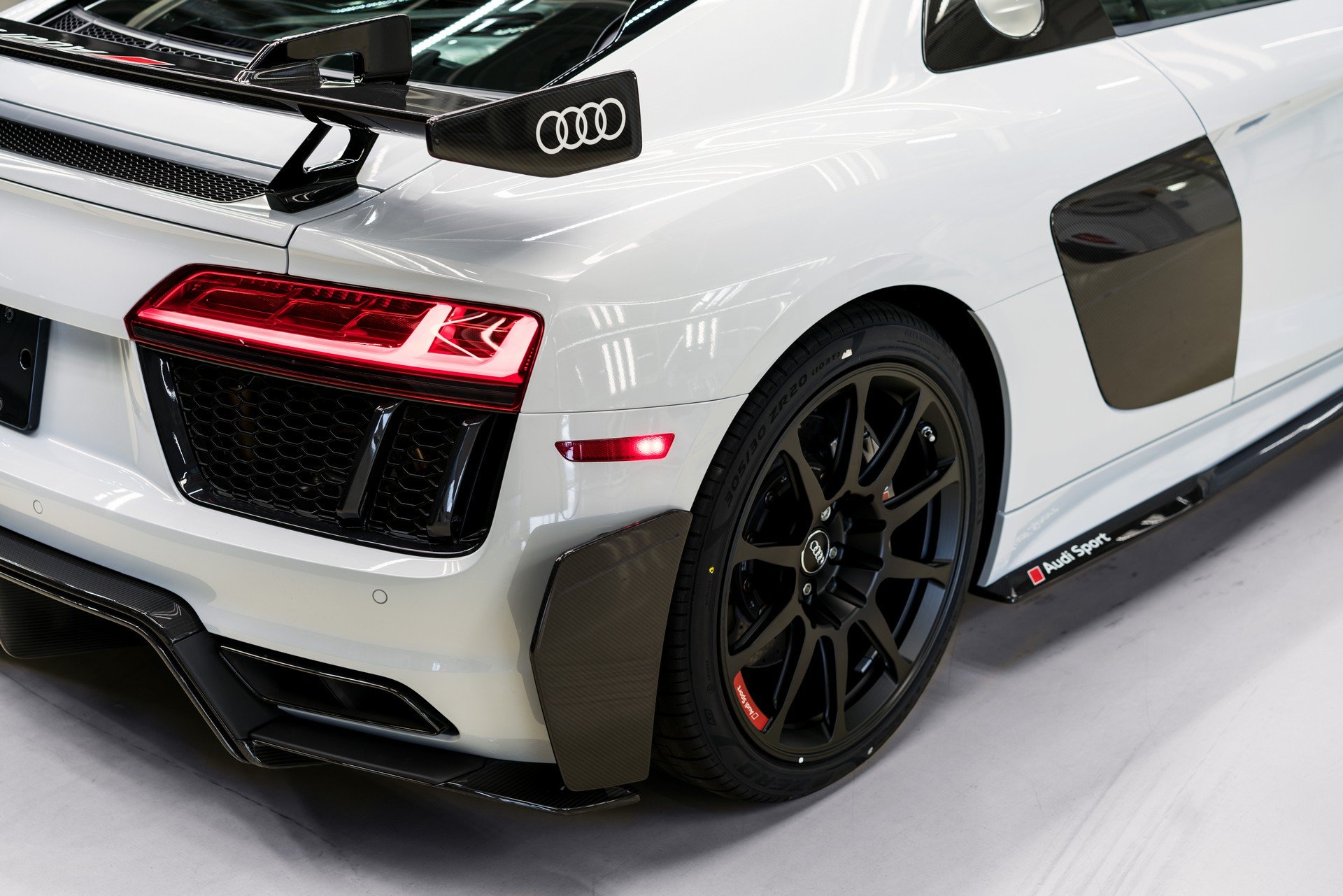 Audi R8 V10 Plus Coupe Competition 2018 ra mắt ảnh 3 Audi R8 V10 Plus Coupe Competition 2018 ra mat anh 3