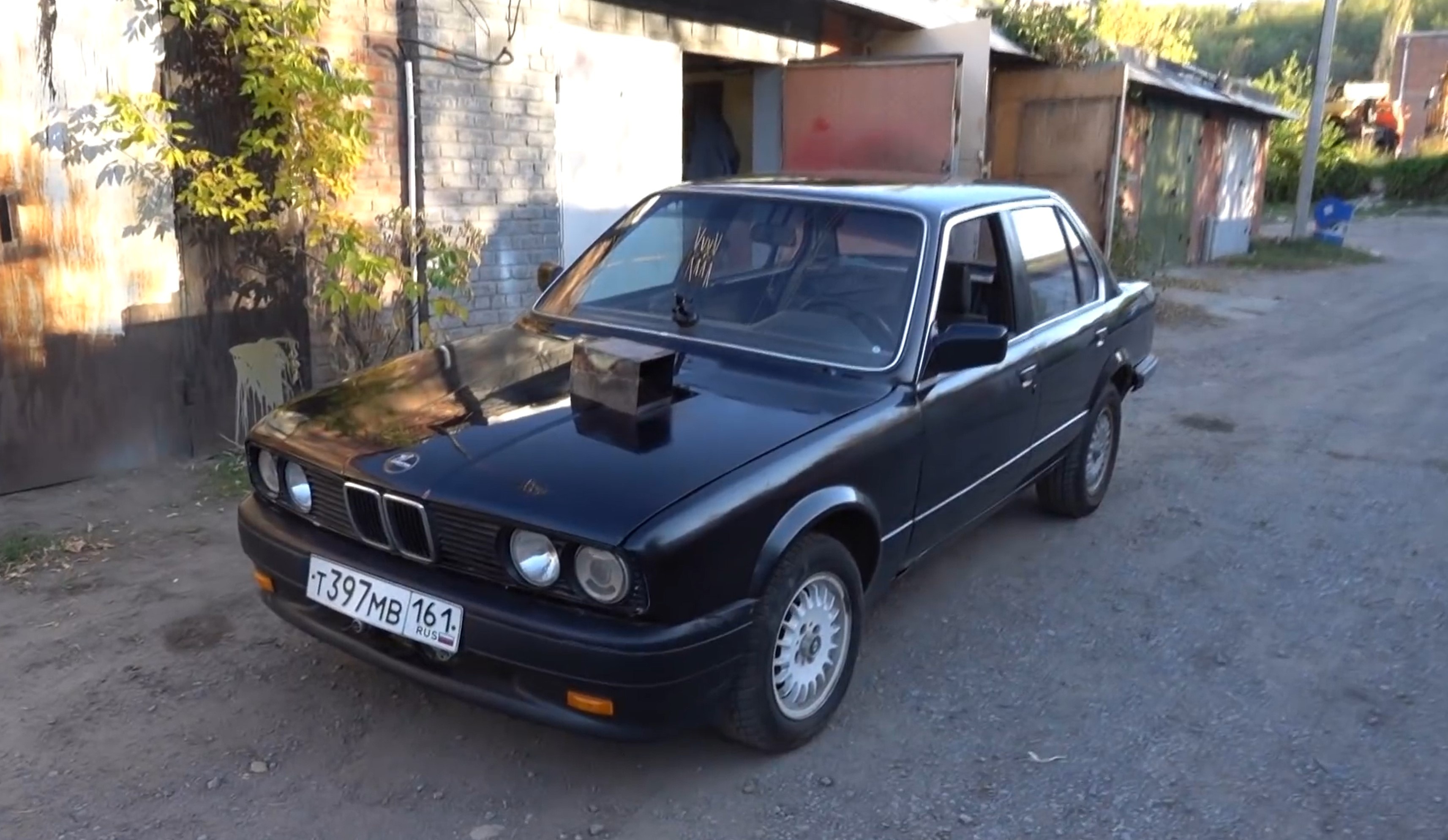 BMW E30 gan dong co may bay chien dau MiG-23 anh 1