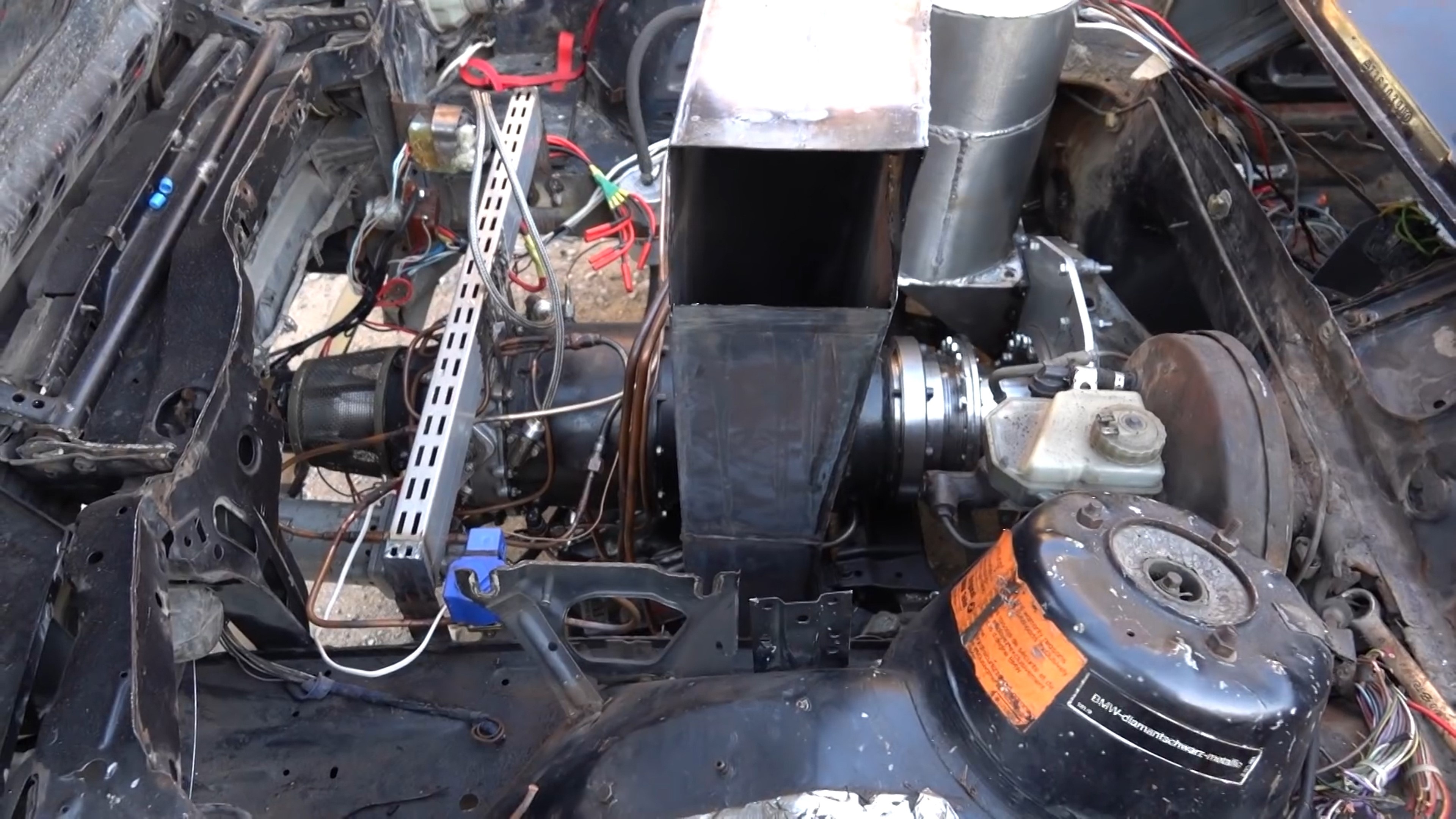 BMW E30 gan dong co may bay chien dau MiG-23 anh 2