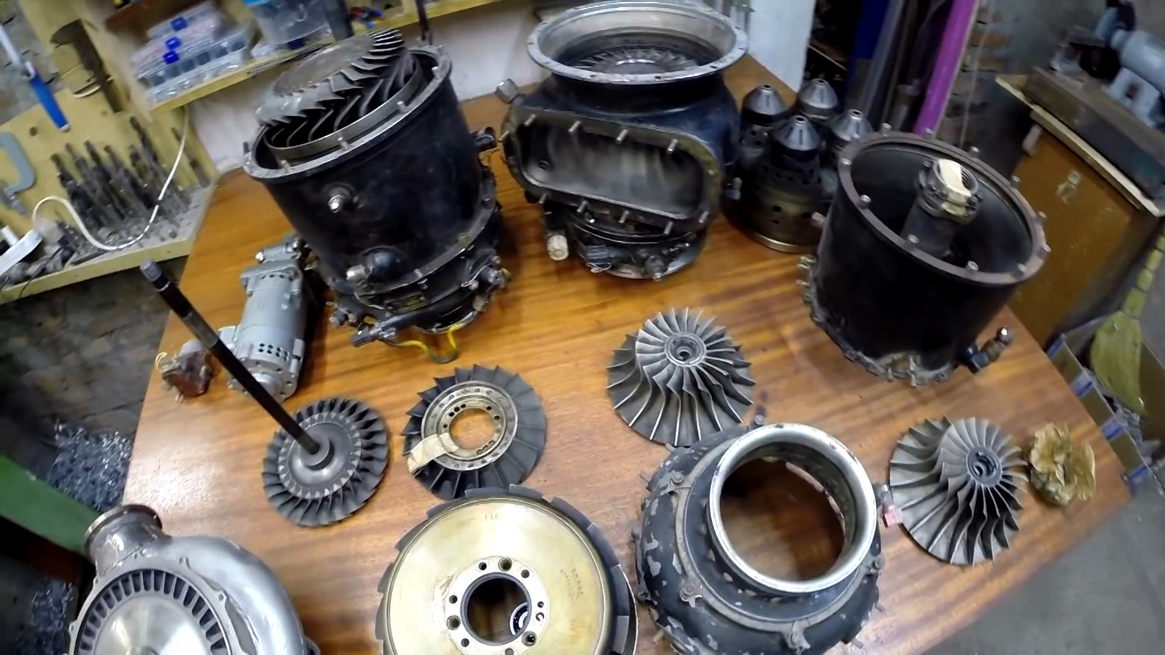 BMW E30 gan dong co may bay chien dau MiG-23 anh 7