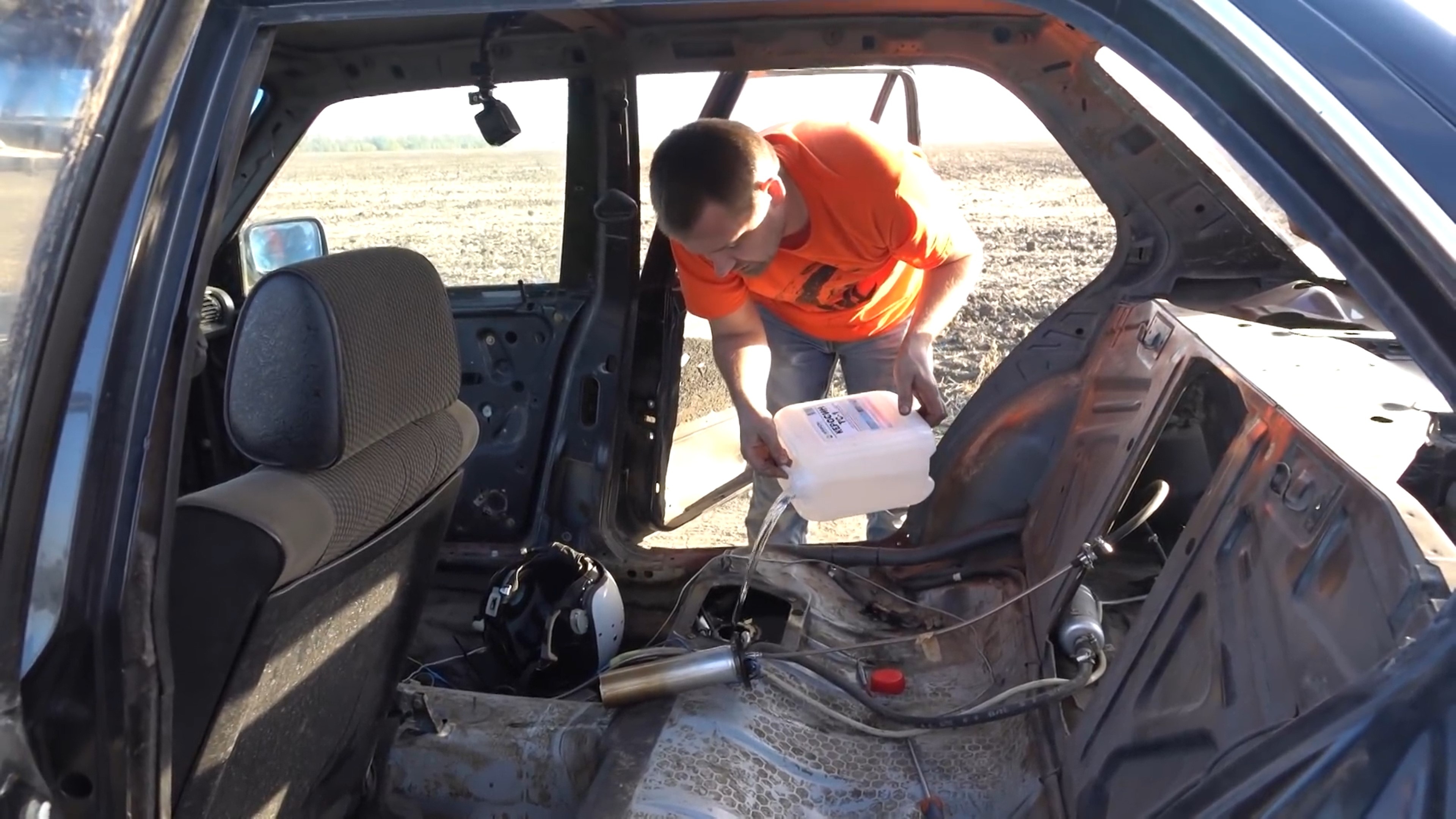 BMW E30 gan dong co may bay chien dau MiG-23 anh 5