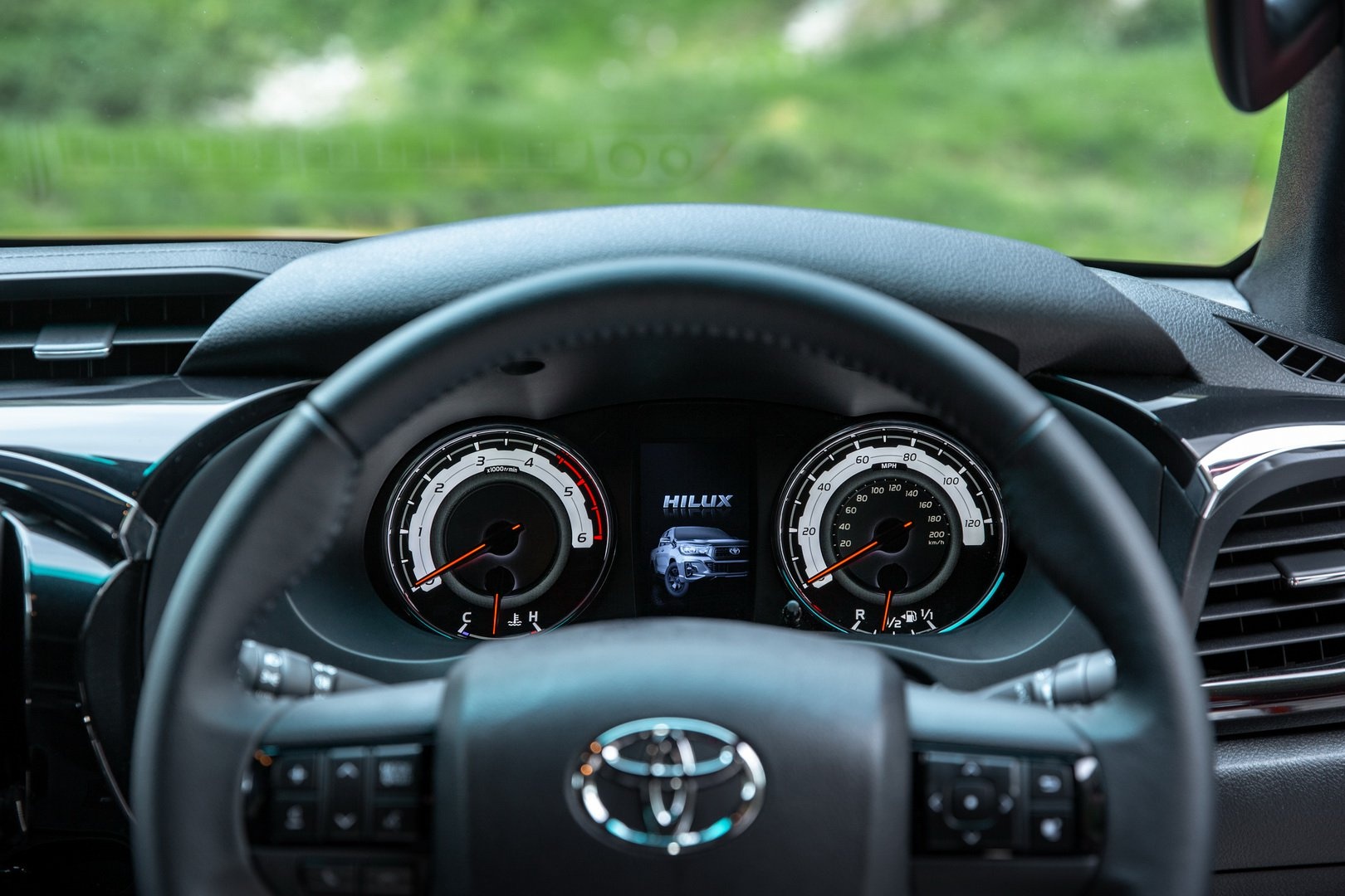 Toyota Hilux Invincible X bản đặc biệt ảnh 6 Toyota Hilux Invincible X ban dac biet anh 6
