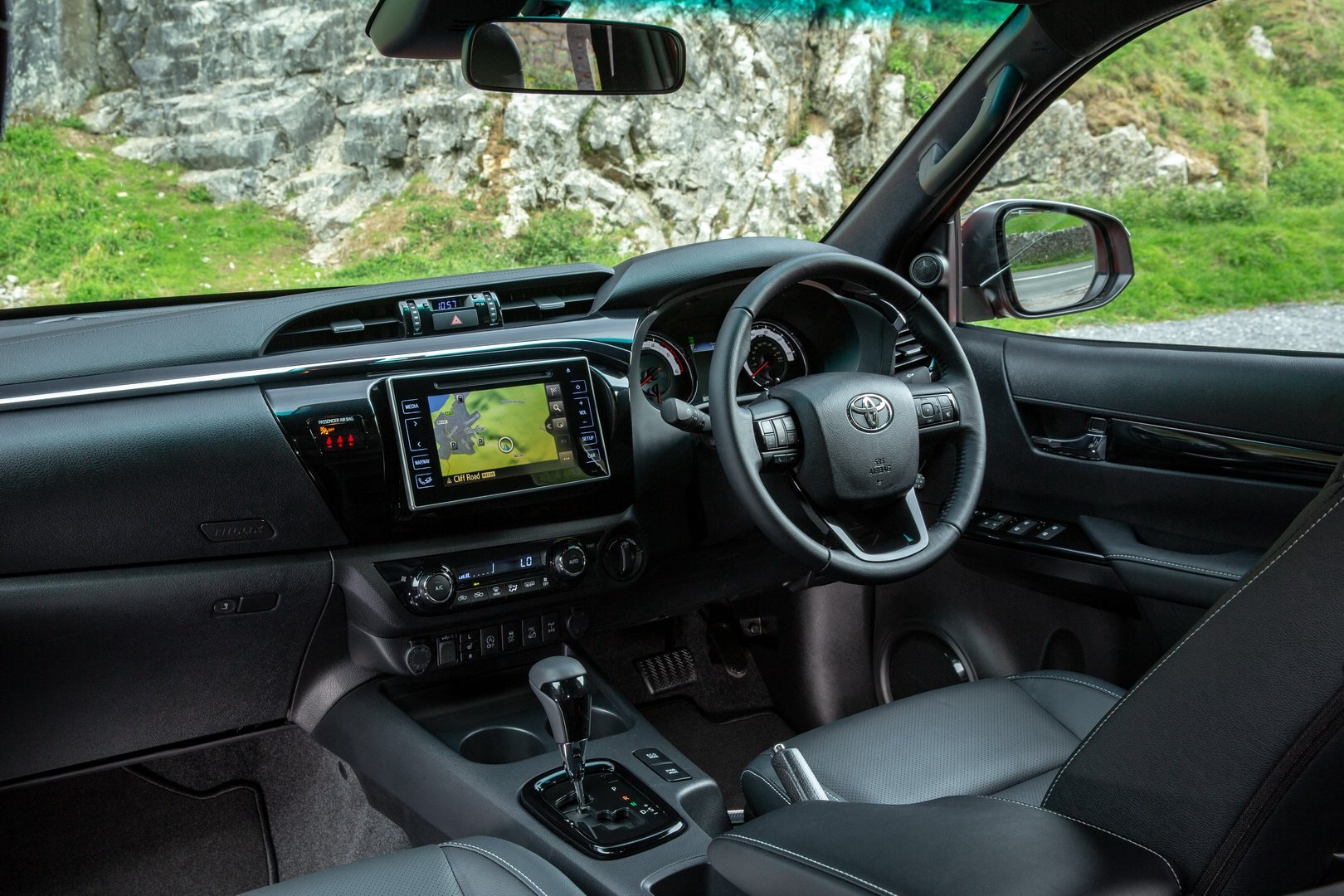 Toyota Hilux Invincible X bản đặc biệt ảnh 5 Toyota Hilux Invincible X ban dac biet anh 5