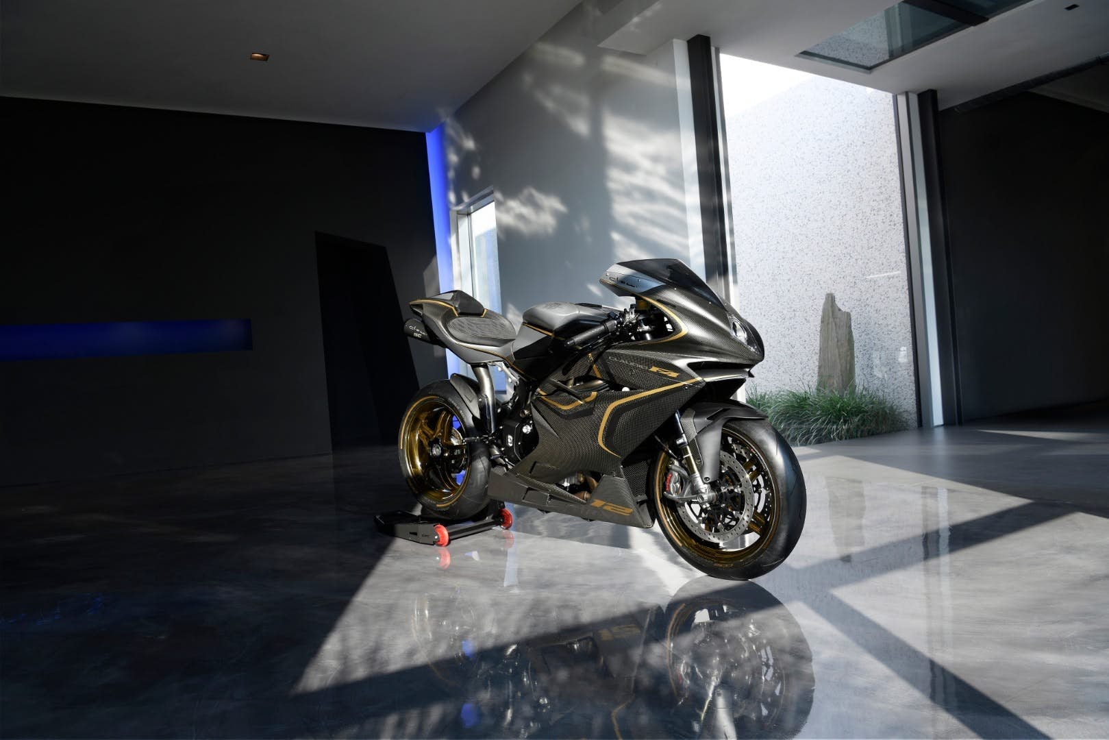 MV Agusta F4 ban dac biet ra mat, gia khong duoi 100.000 USD hinh anh