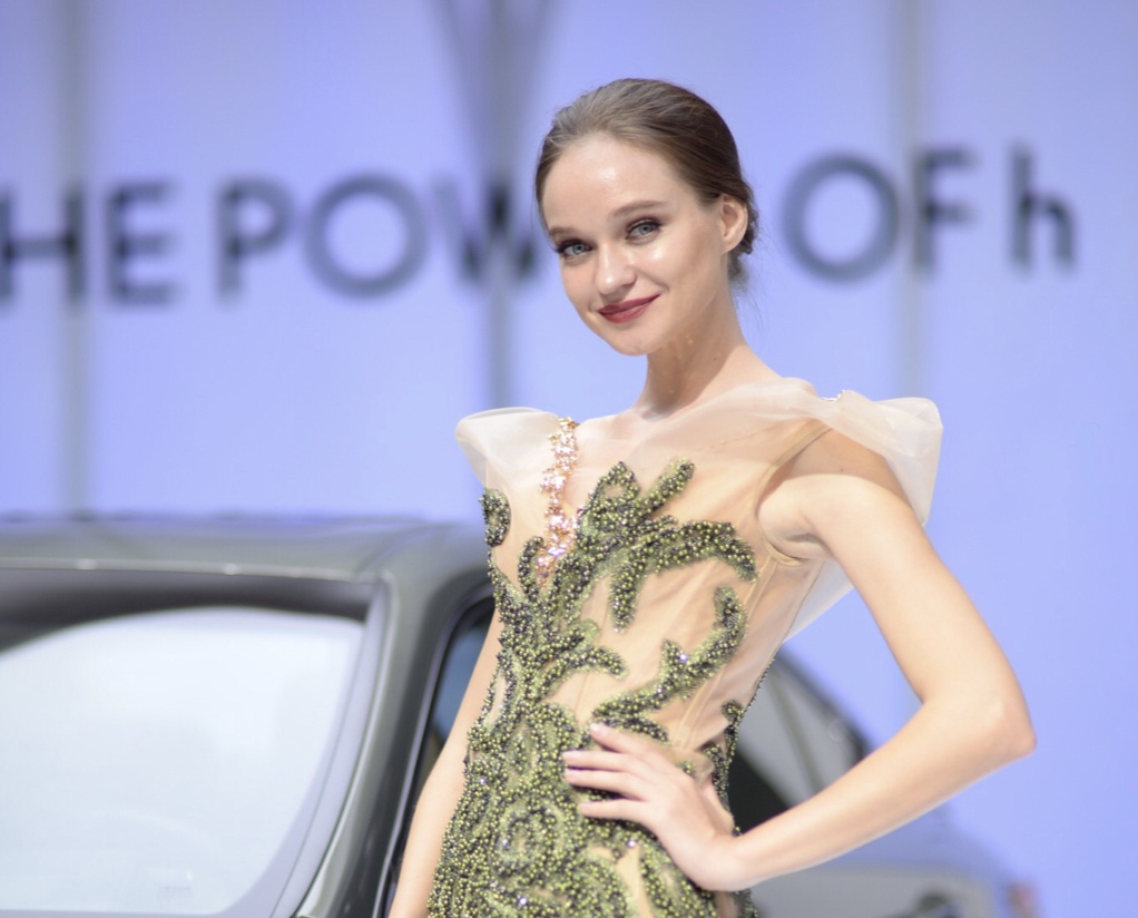 Dan nguoi mau thu hut o Vietnam Motor Show 2018 hinh anh