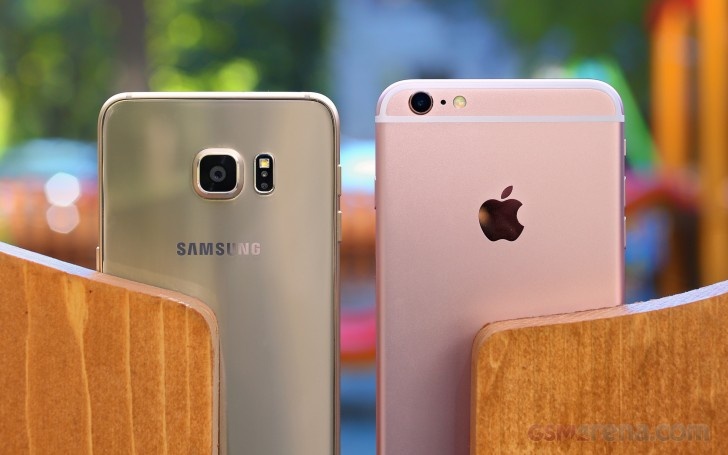 Apple va Samsung deu co tinh lam cham dien thoai cu hinh anh